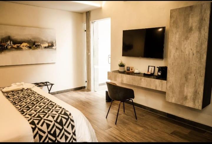 Junior King Suite - Non-Smoking - Photo 5