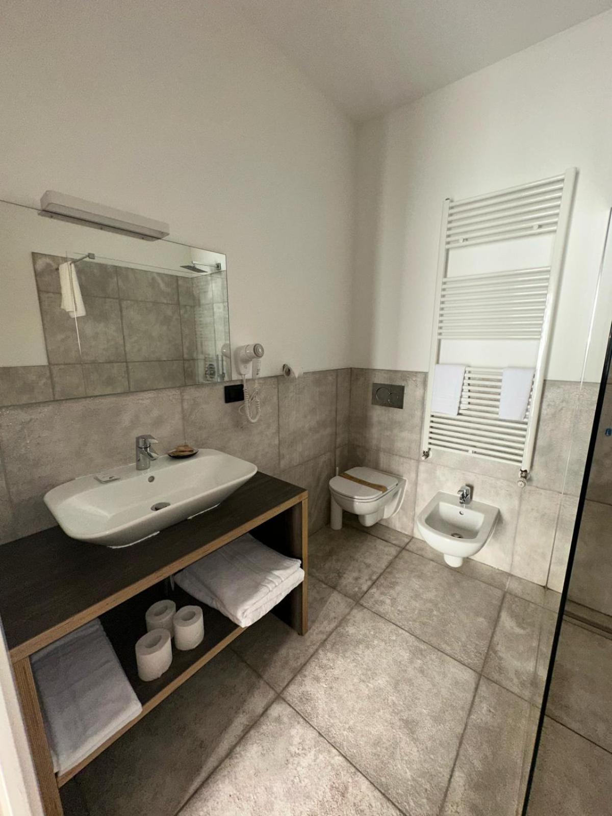 Double or Twin Room - Photo 3