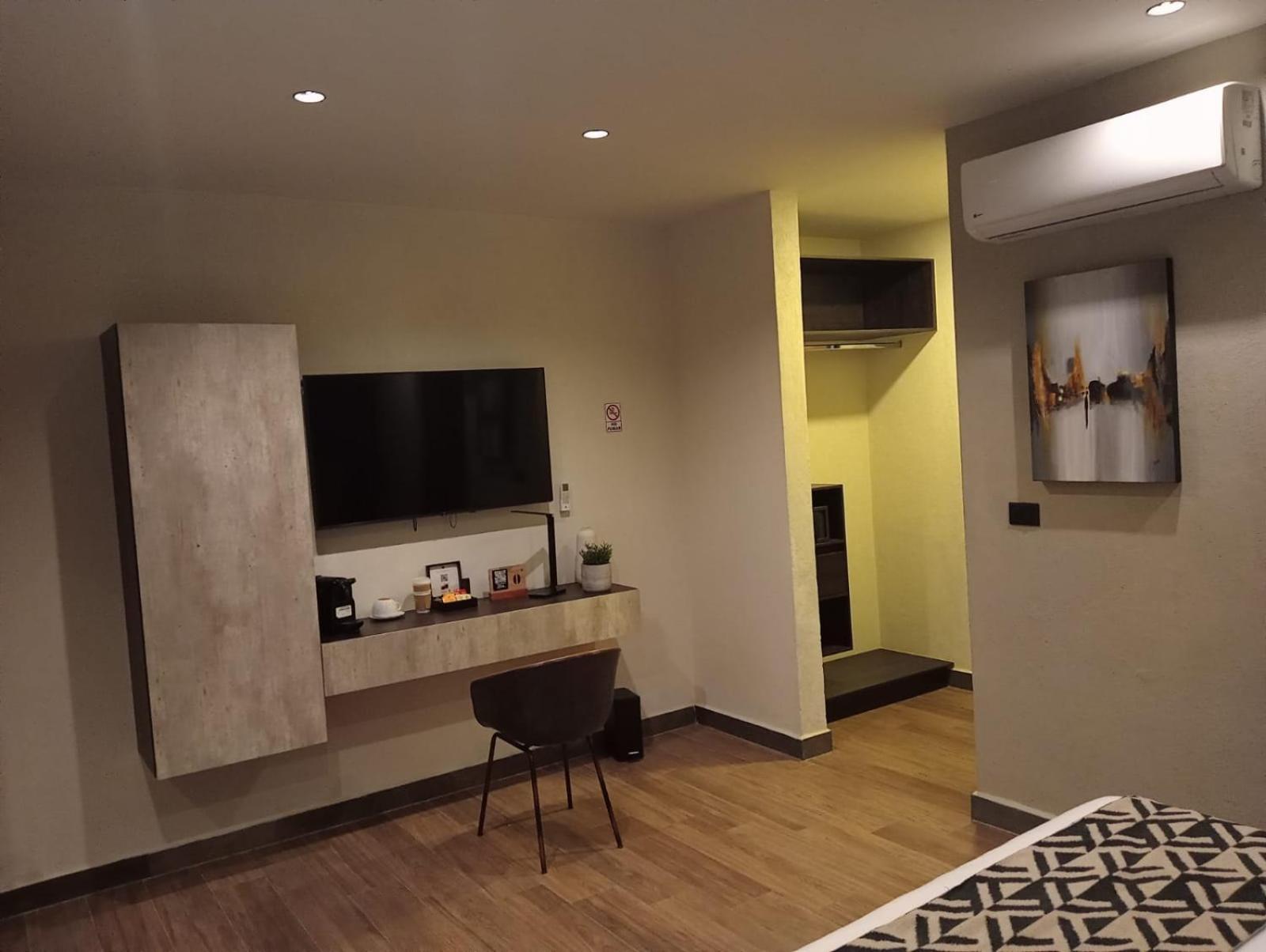 Queen Room with Shower with Grab Bars - Mobility Access/Non-Smoking - Photo 1