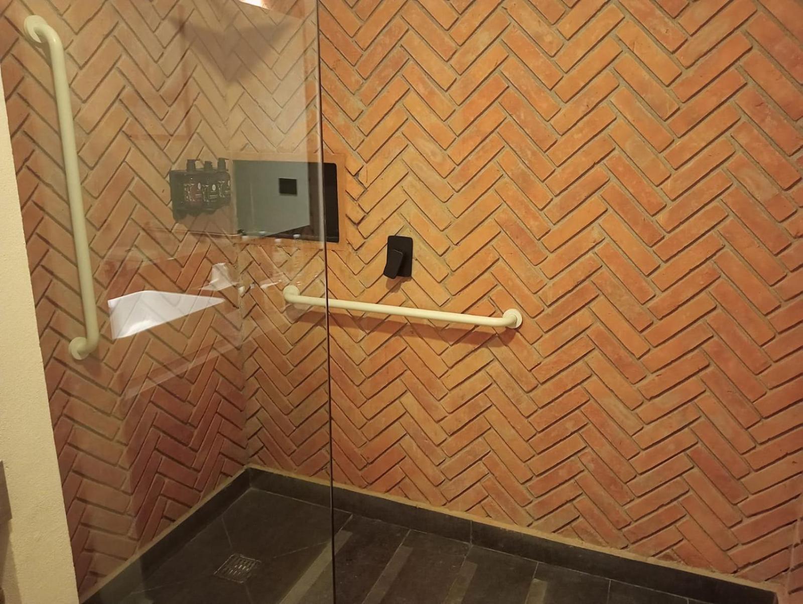 Queen Room with Shower with Grab Bars - Mobility Access/Non-Smoking - Photo 2