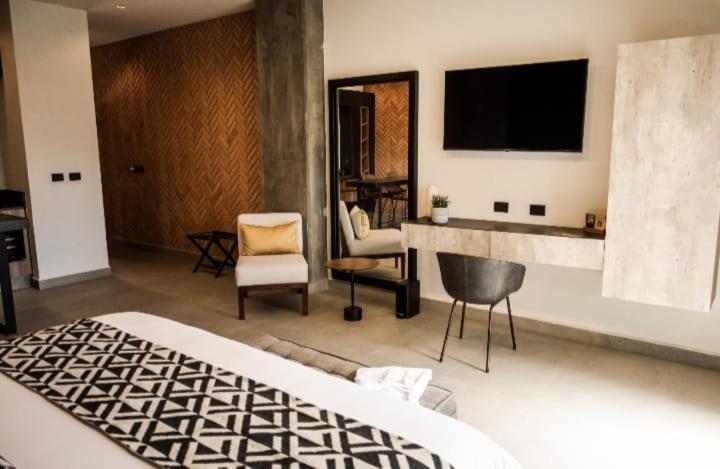 King Suite - Non-Smoking - Photo 1