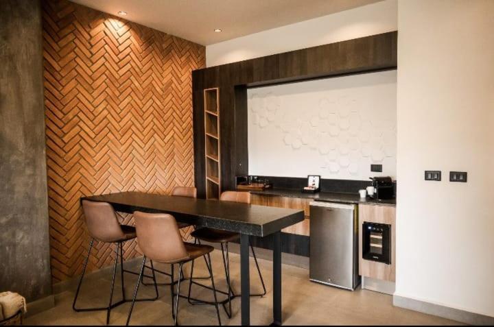 King Suite - Non-Smoking - Photo 2