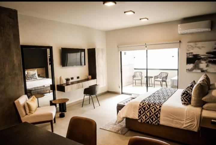 King Suite - Non-Smoking - Photo 3