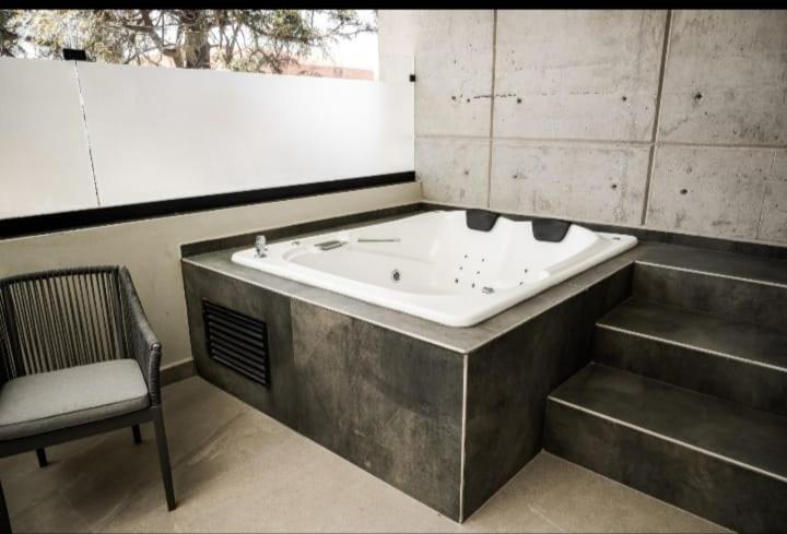 King Suite - Non-Smoking - Photo 4