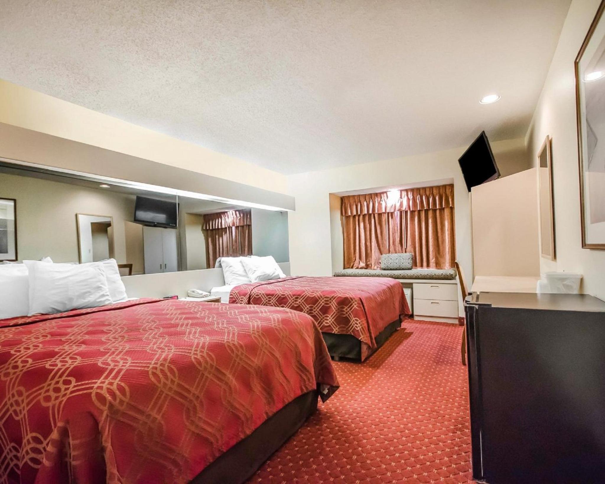 Queen Room with Two Queen Beds - Non-Smoking - Photo 3