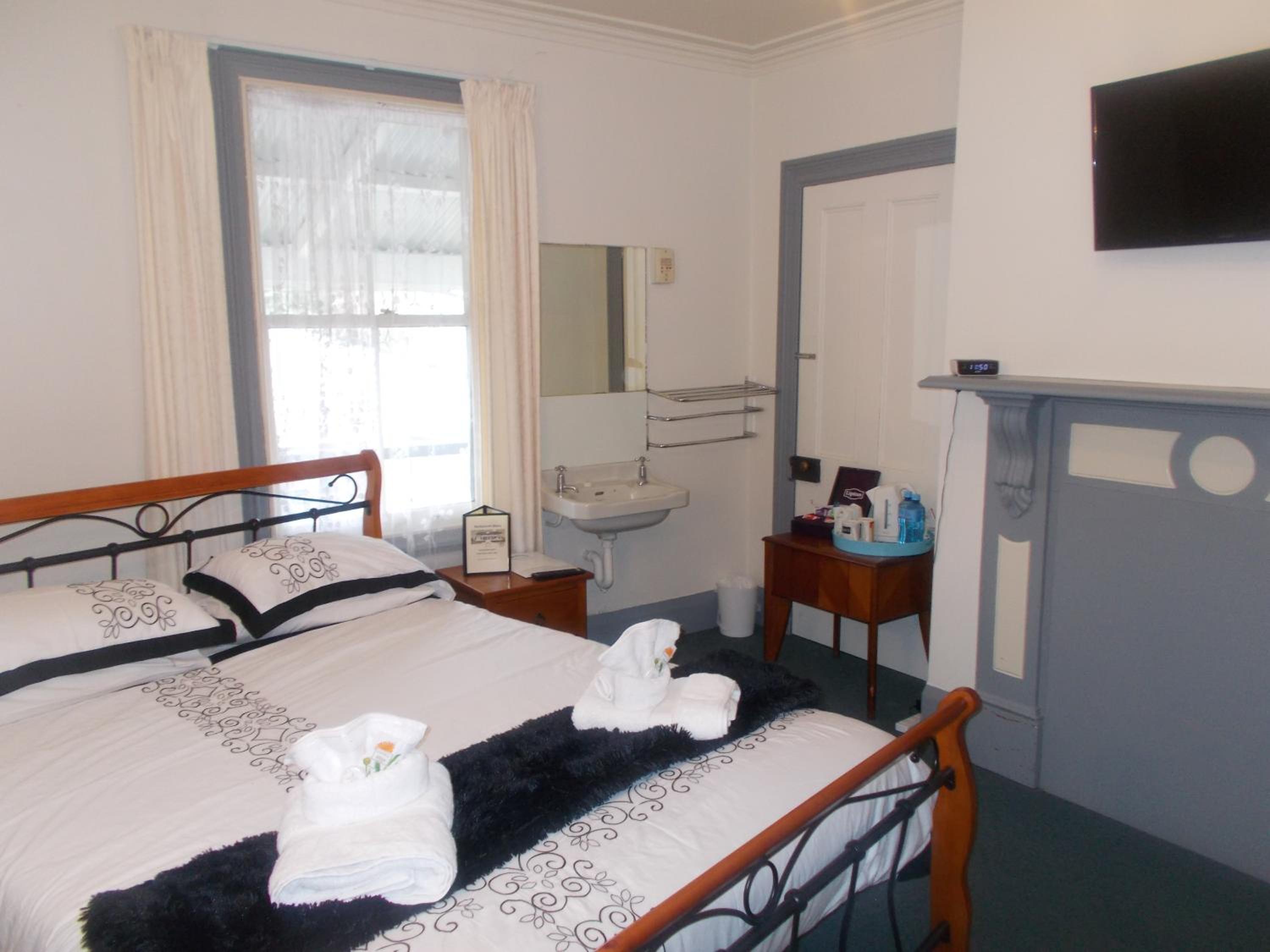 Standard Queen Room with Shared Bathroom photo 2