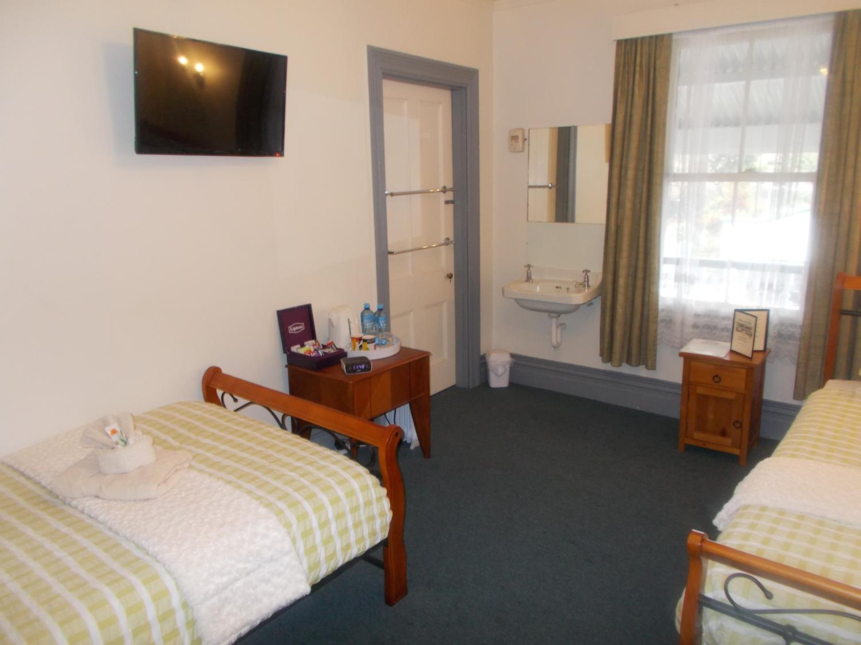 Standard Twin Room with Shared Bathroom photo 2