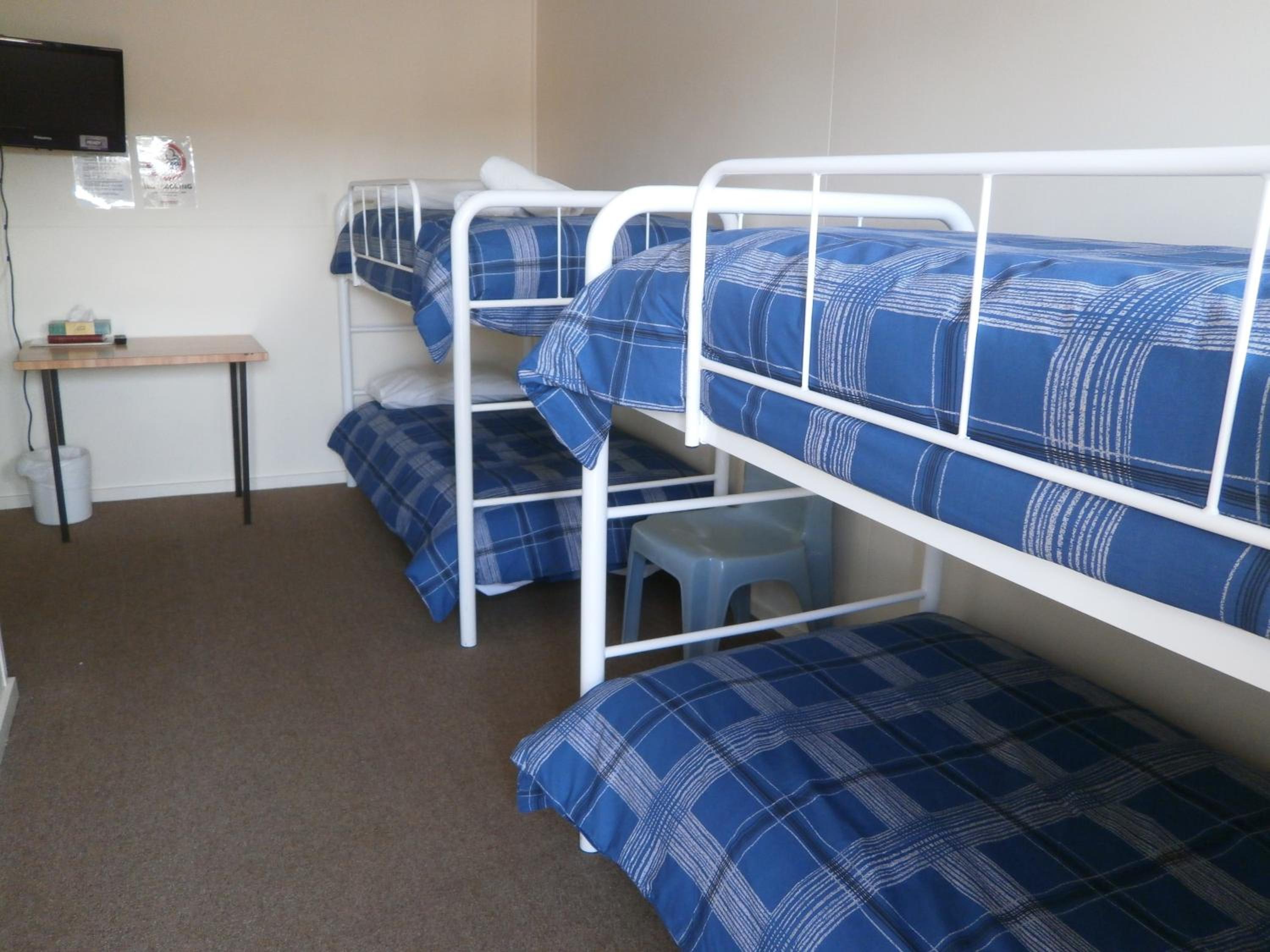 Quadruple Room with Bathroom - Photo 4