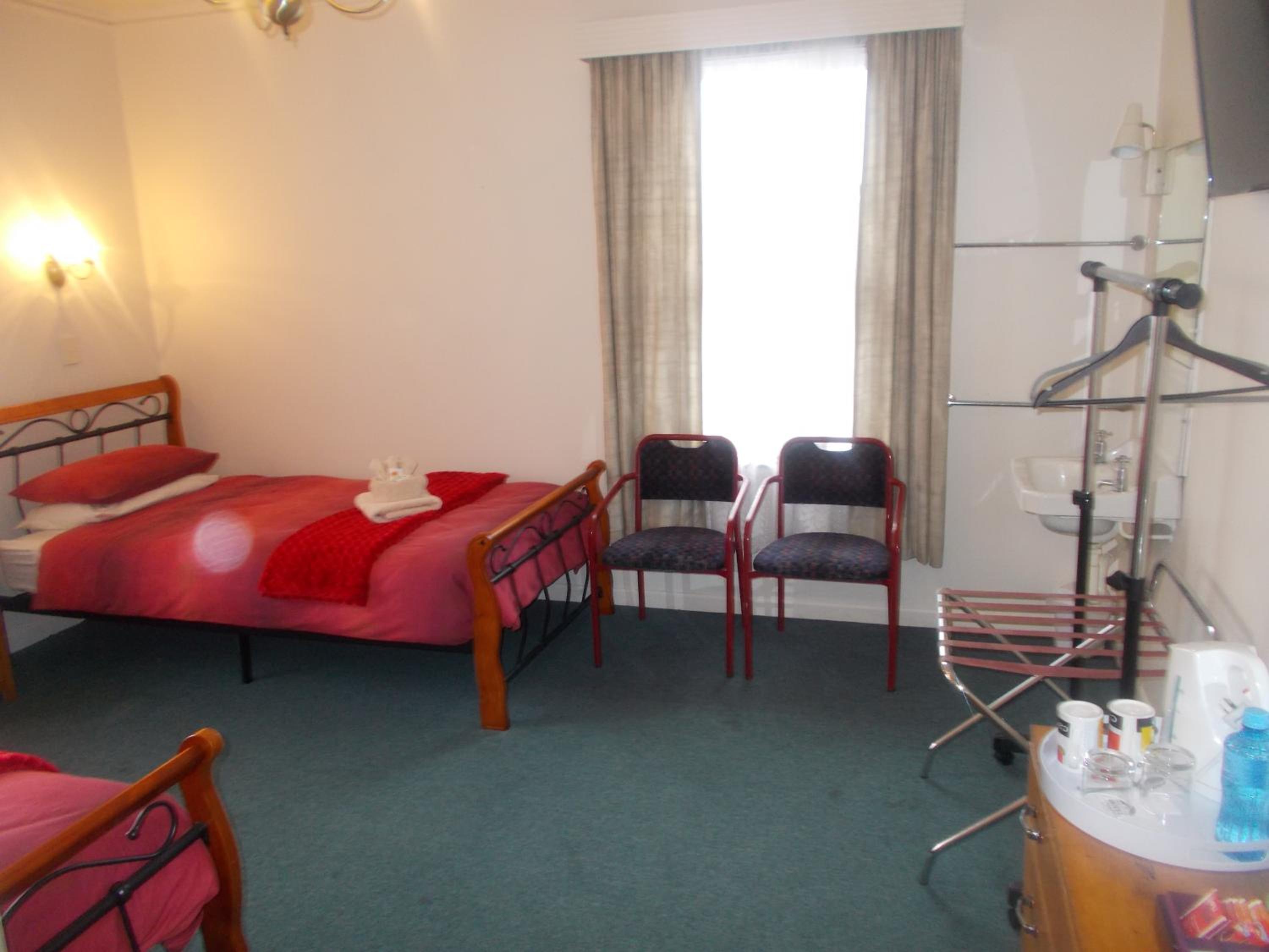 Standard Twin Room with Shared Bathroom photo 3