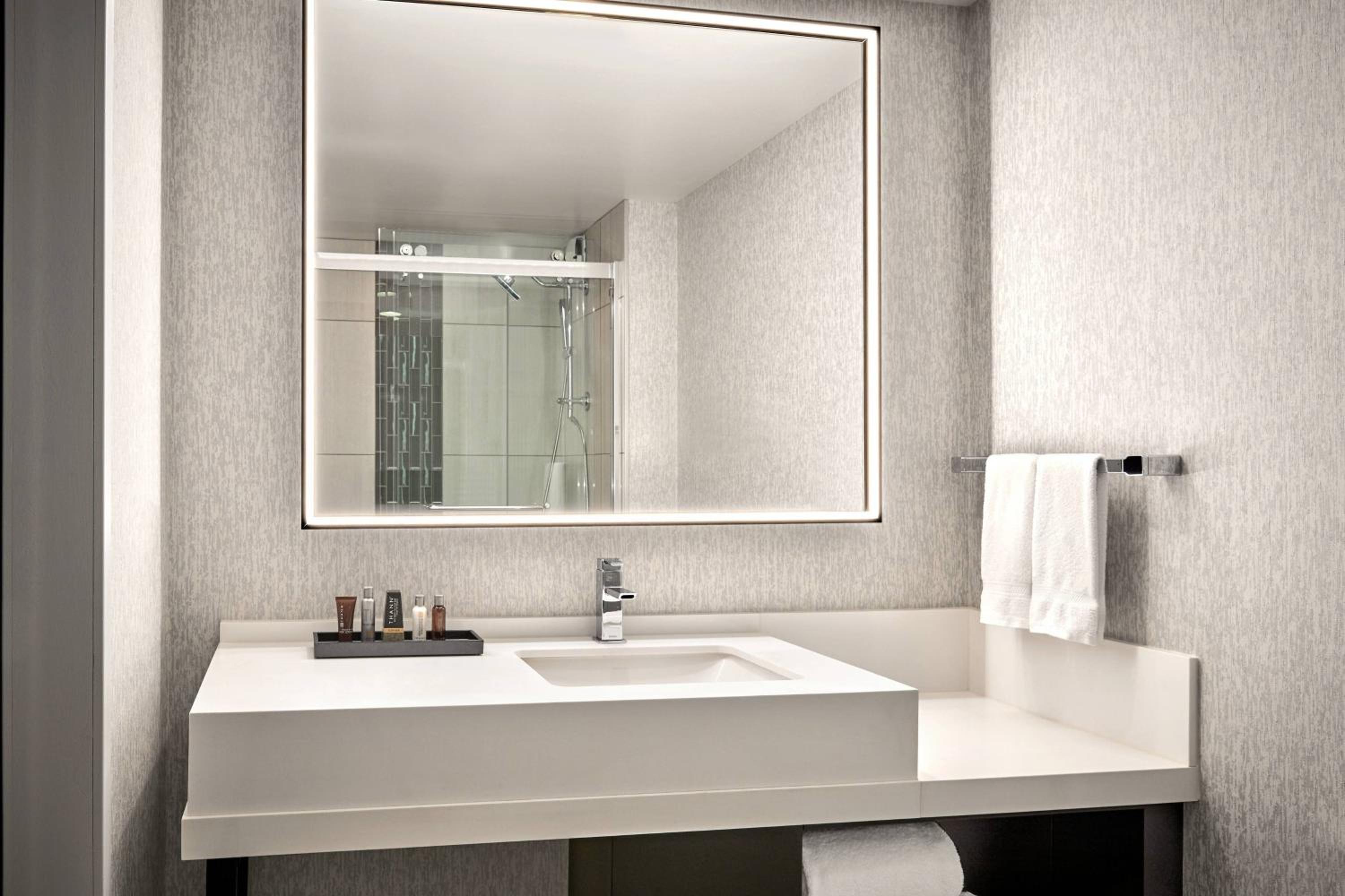 Guest Room with Tub and City View - Mobility/Hearing Accessible - Photo 6