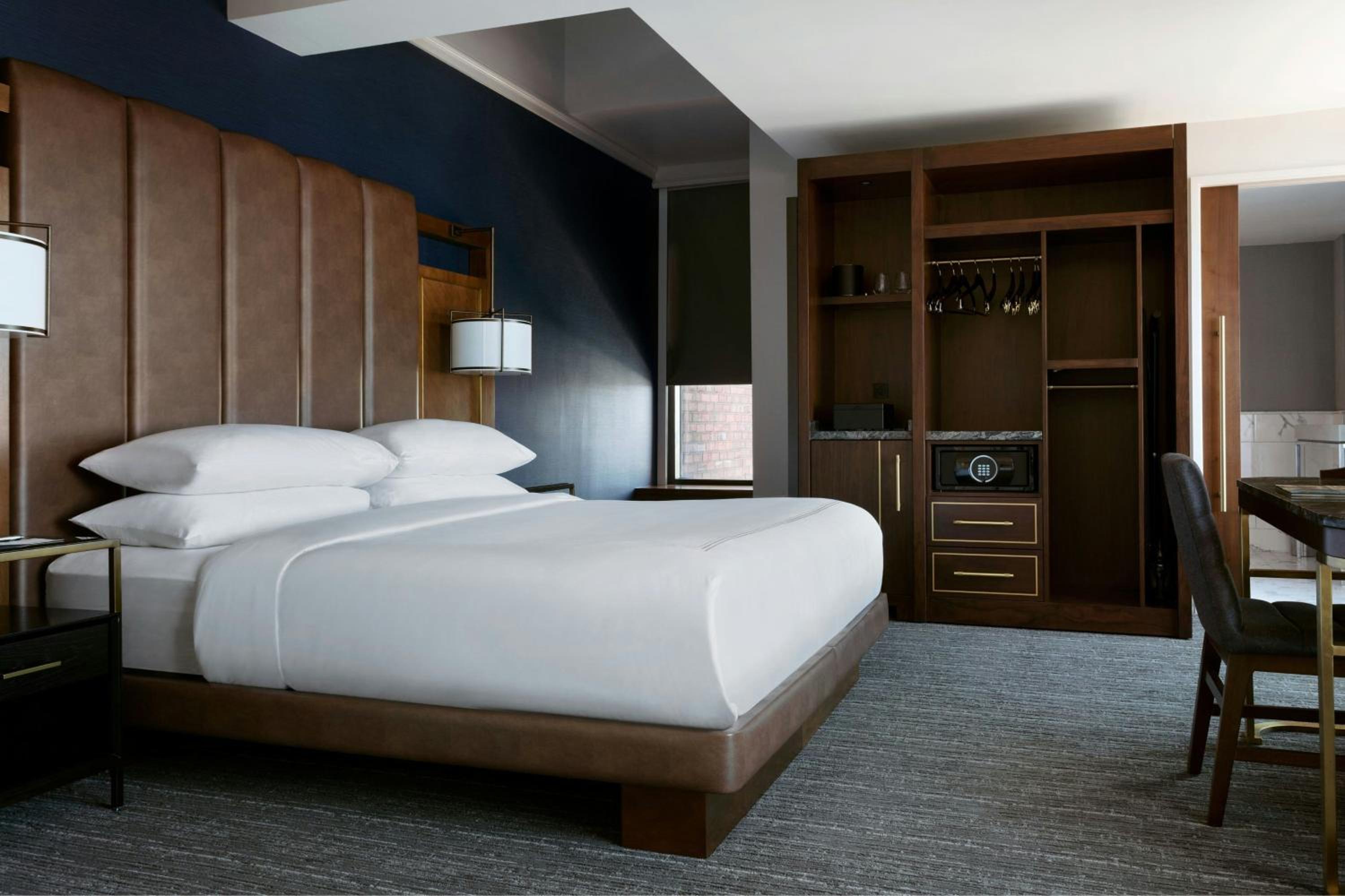 Panoramic View Studio King Suite with Harbor View