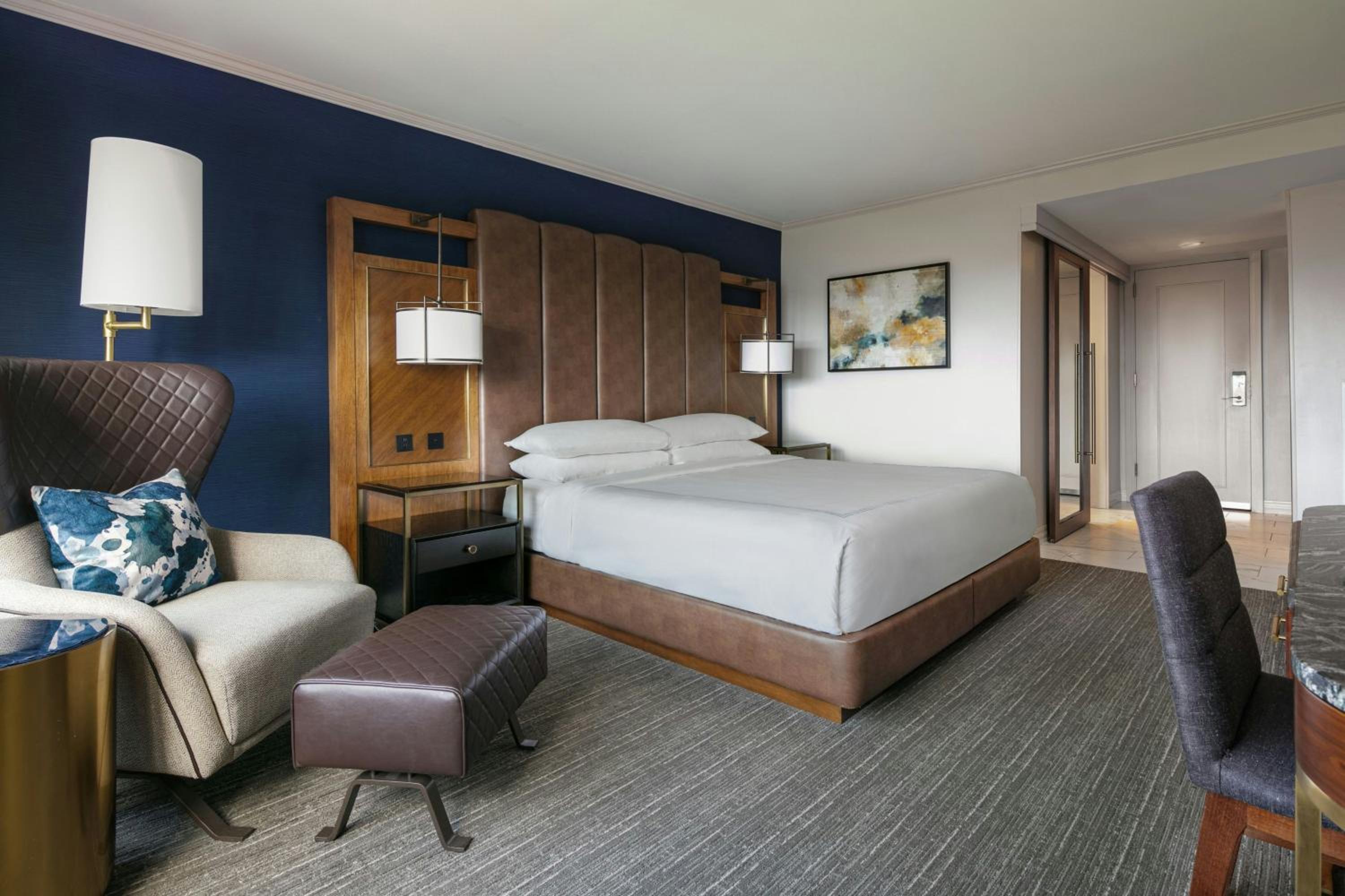 City View King Room, Guest room, 1 King,  City view (Mobility Accessible w/ Roll-in Shower) - Photo 2