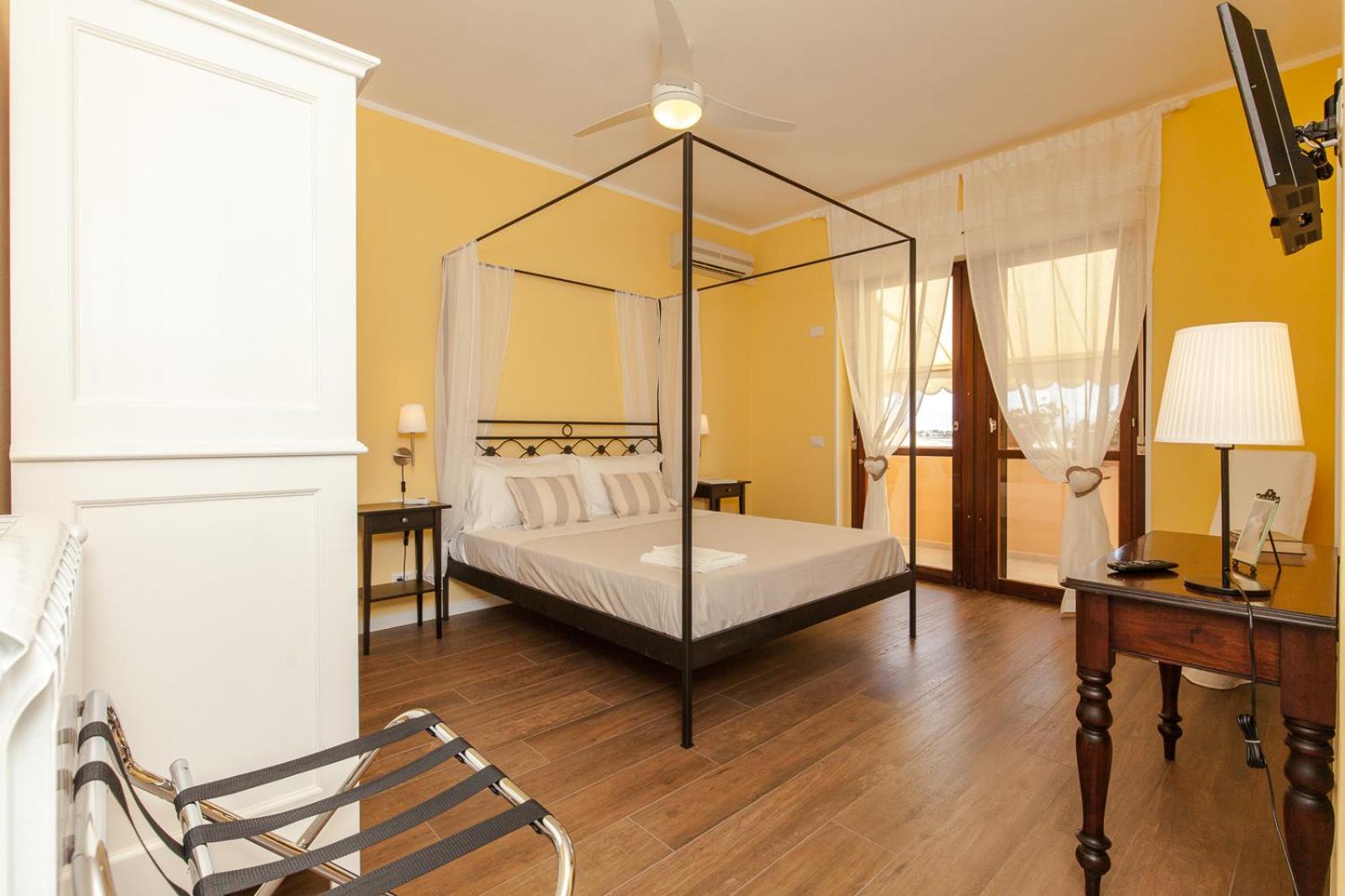 Deluxe Double Room with Balcony and Sea View
