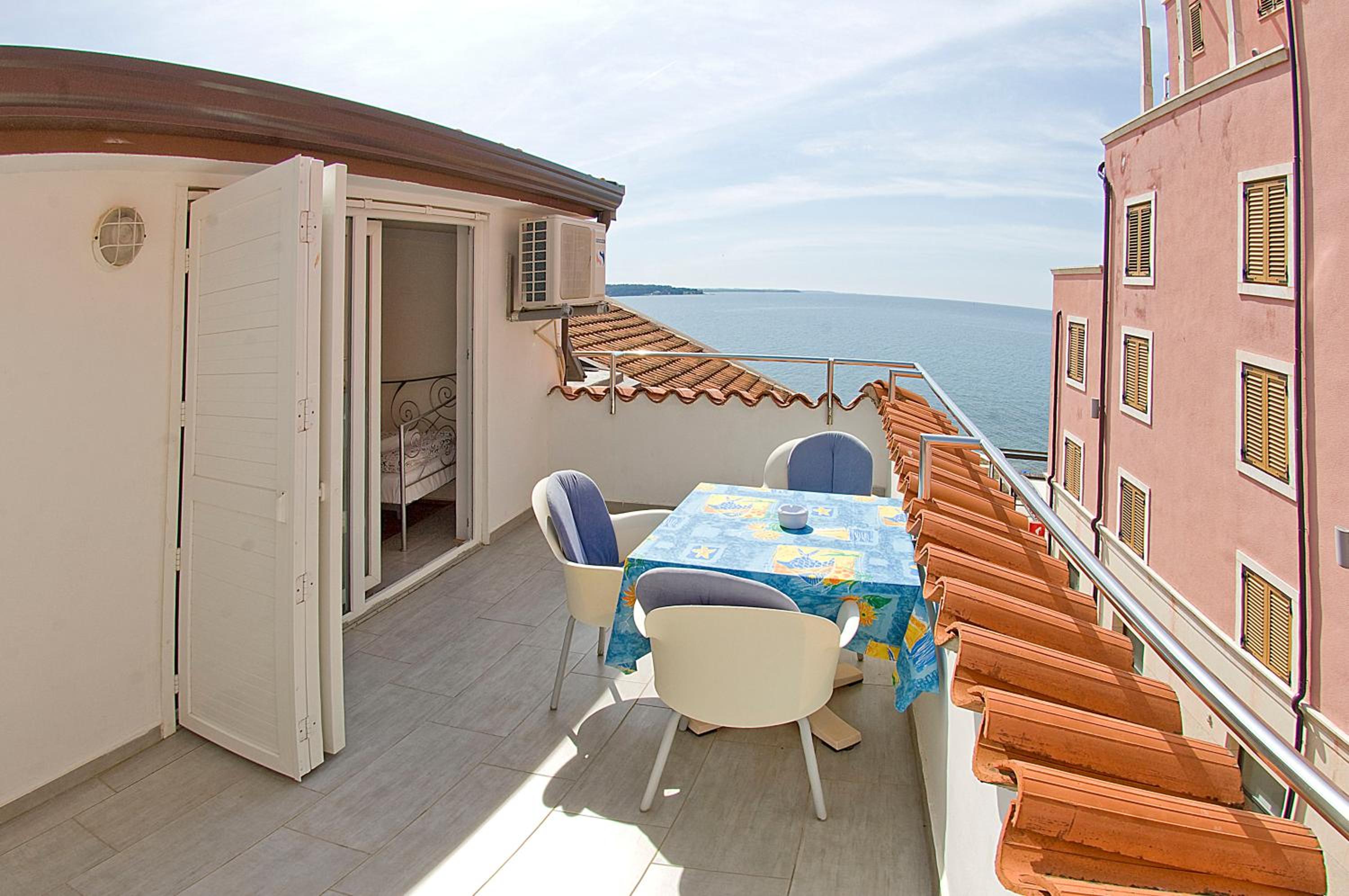 Apartment with Balcony photo 2
