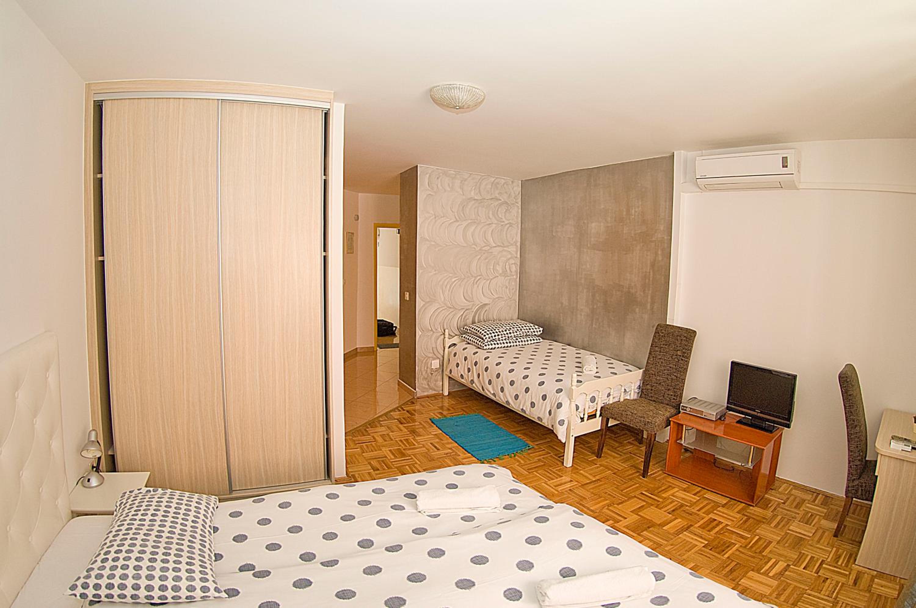 One-Bedroom Apartment photo 1