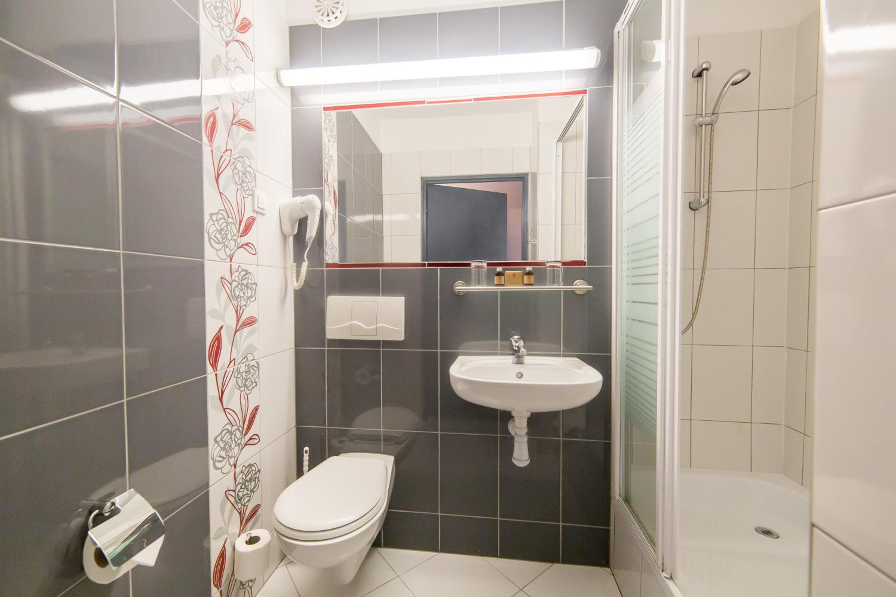 Double or Twin Room - Photo 6