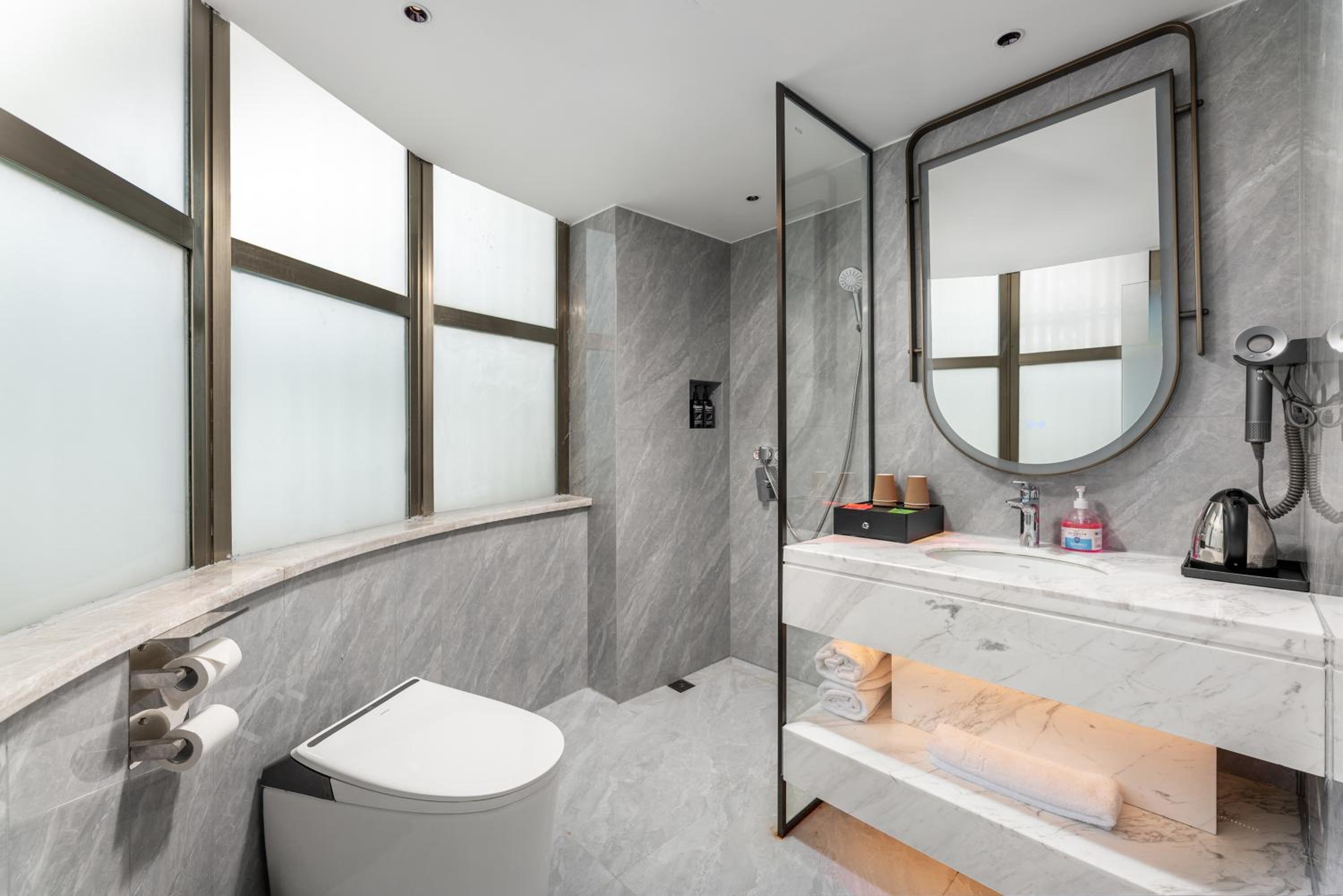 Comfortable Queen Room 
