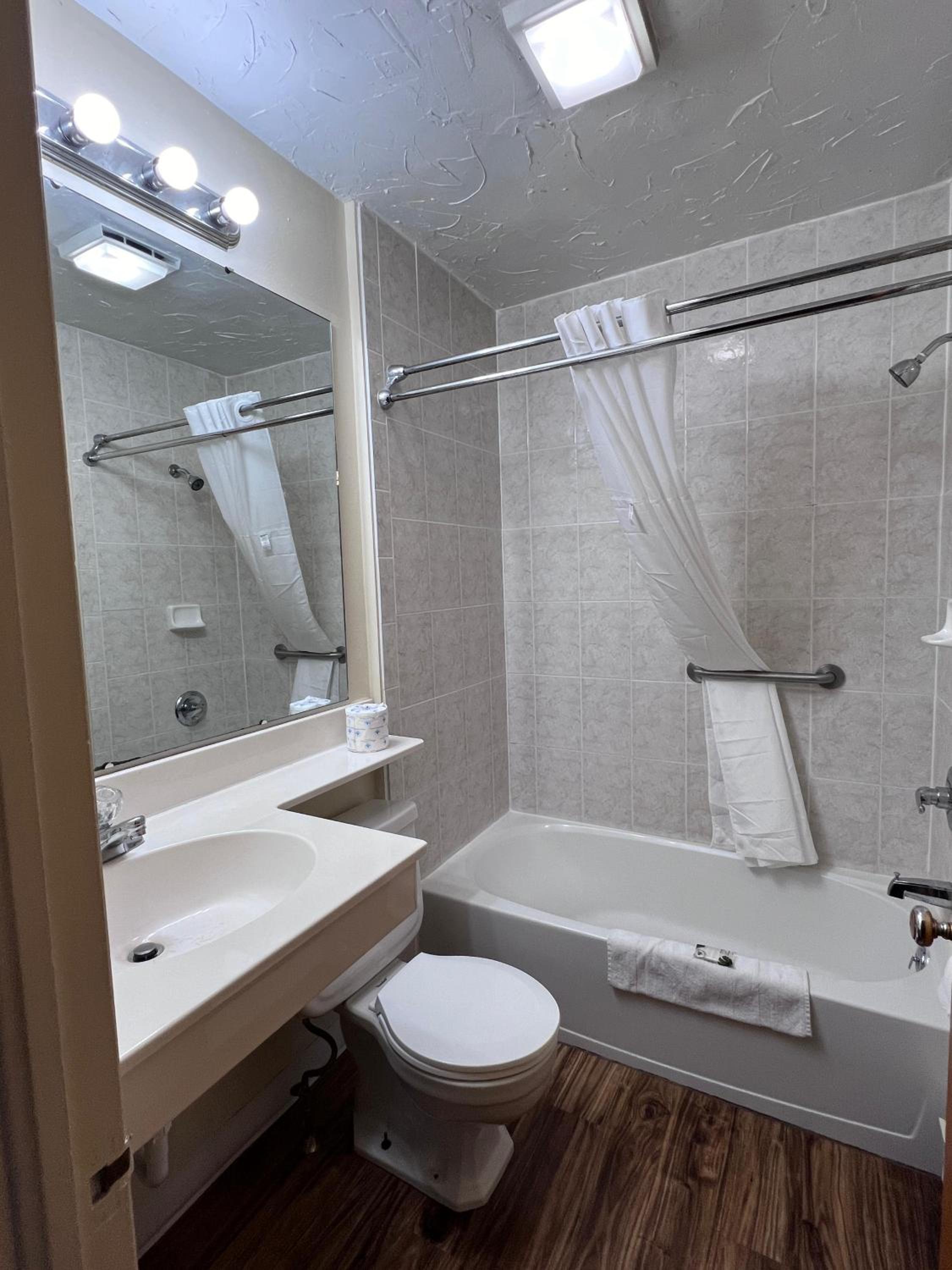 Deluxe Queen Suite - Photo 1