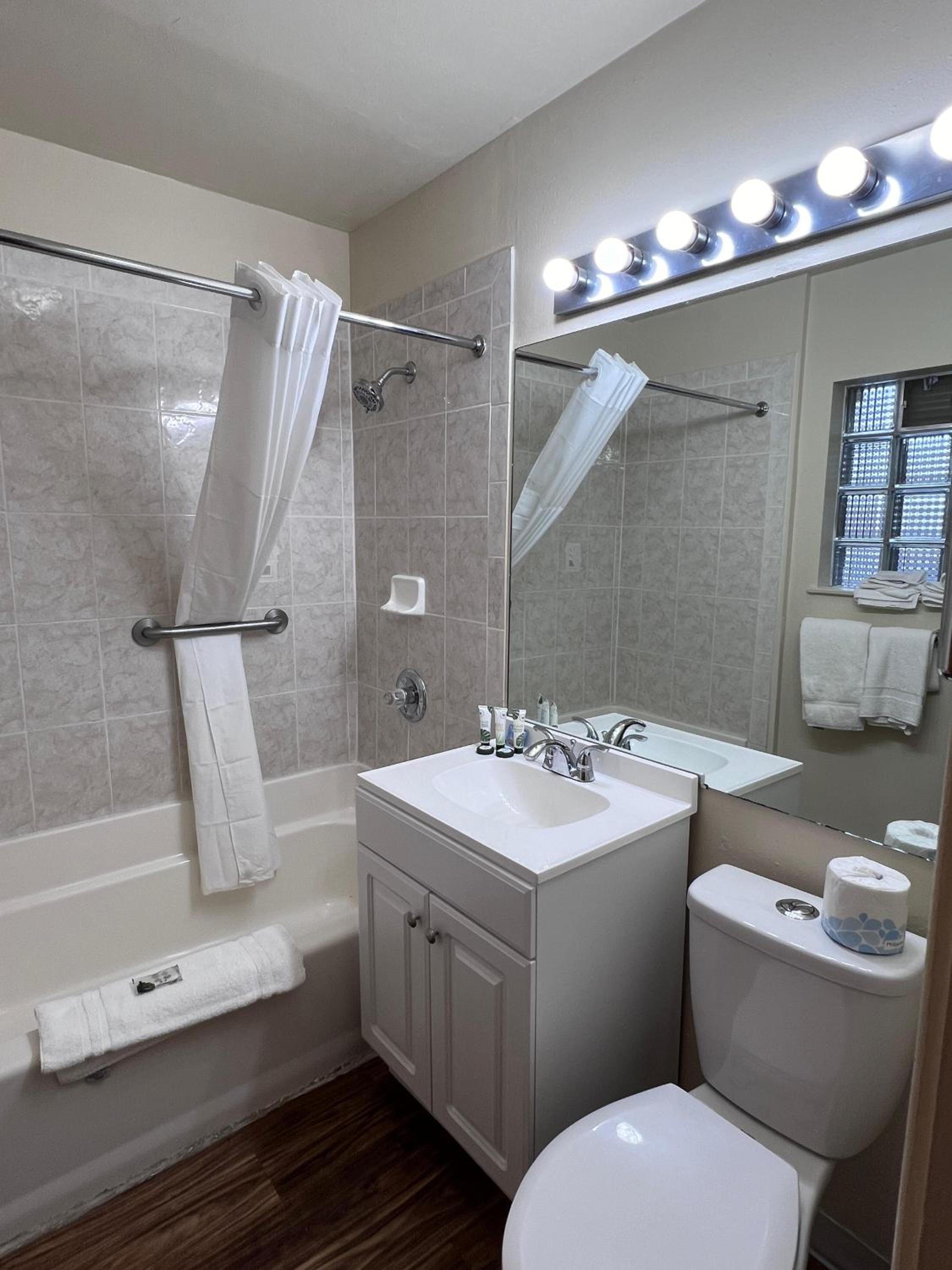 Deluxe Queen Suite - Photo 2