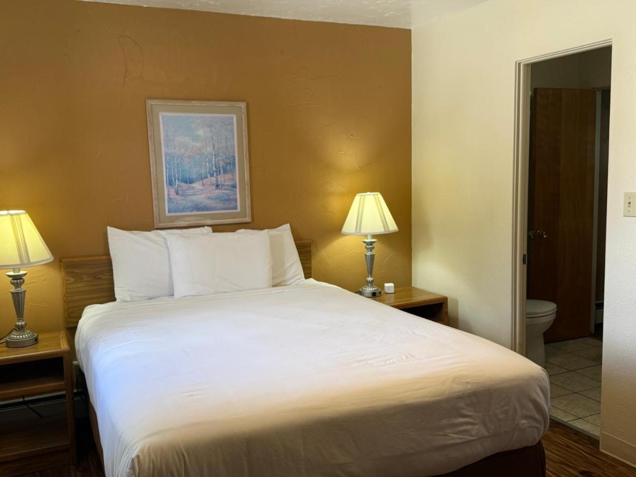 Deluxe Queen Suite - Photo 3