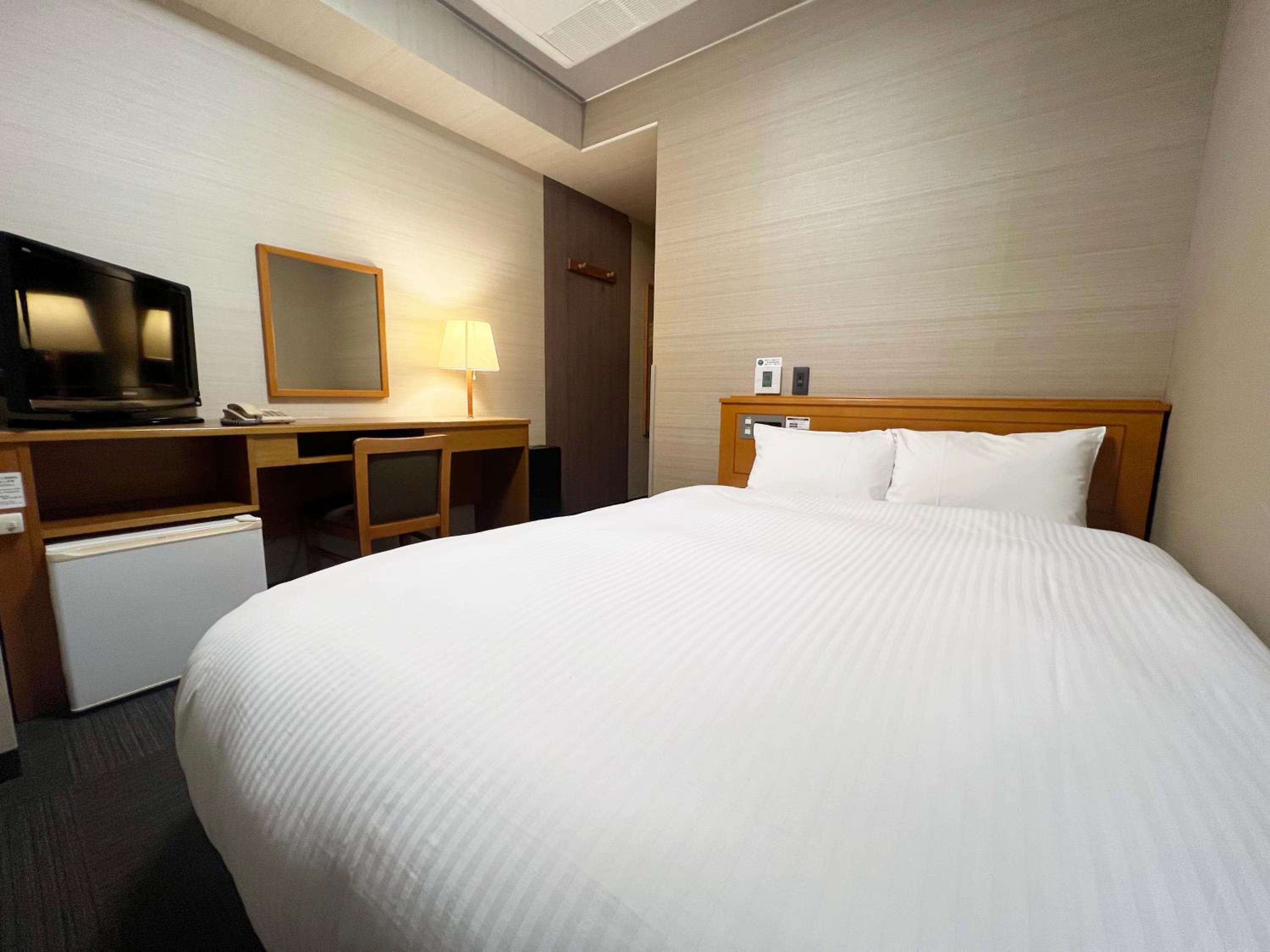 Double Room with Small Double Bed - Smoking - Heated Tobacco Only photo 2