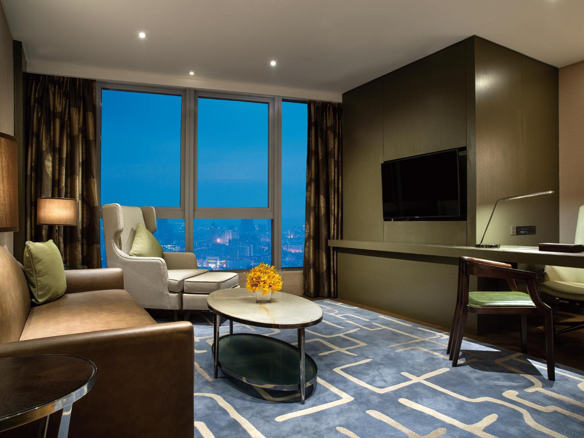 Prestige King Suite with Club Access and City View