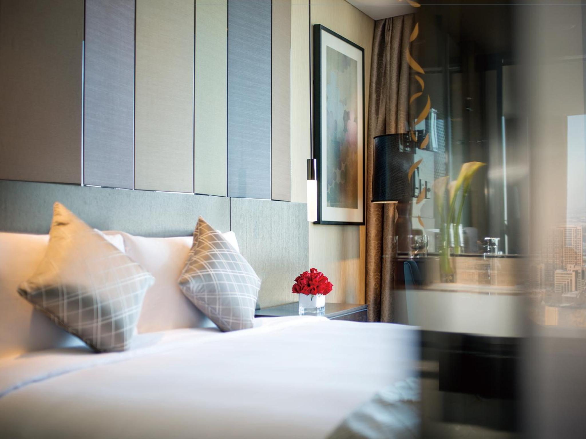 Prestige King Suite with Club Access and City View photo 2