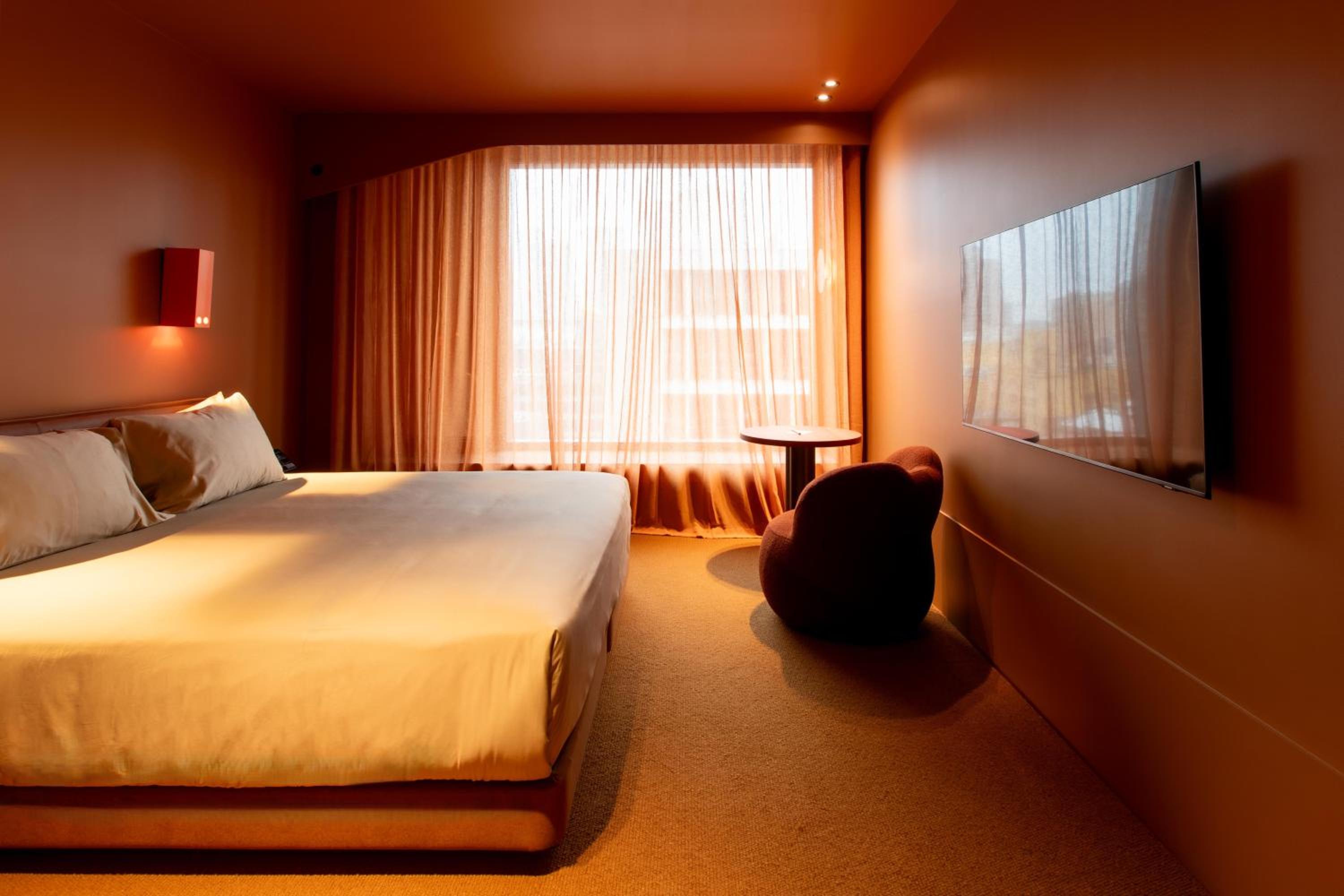 Deluxe King Room thumbnail 6