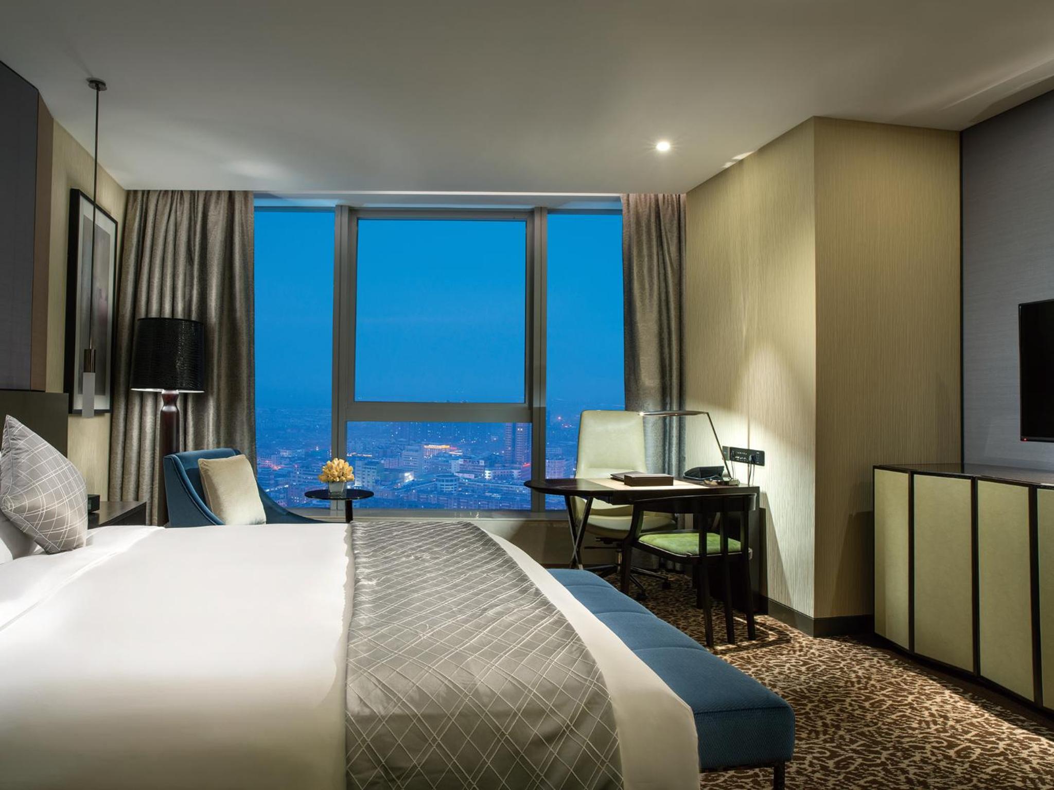 Luxury King Room with City View photo 2