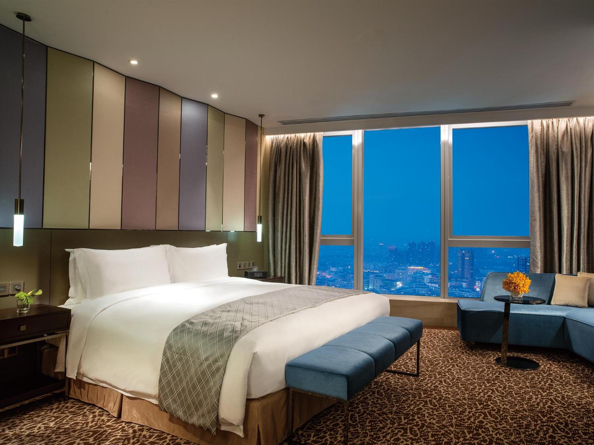 Luxury King Room with Club Access photo 2