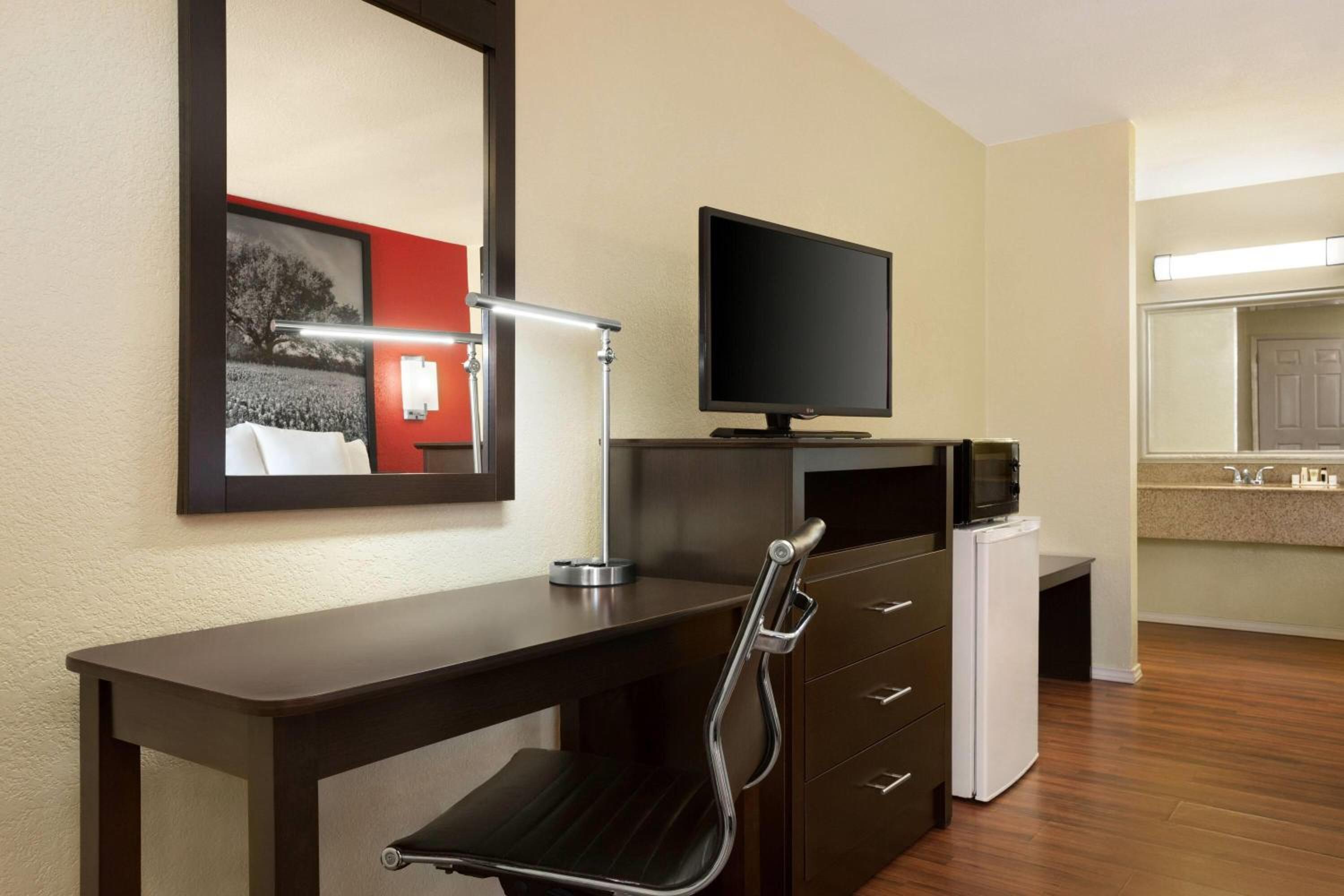 King Room with Roll-in Shower - Mobility Access/Non-Smoking photo 2
