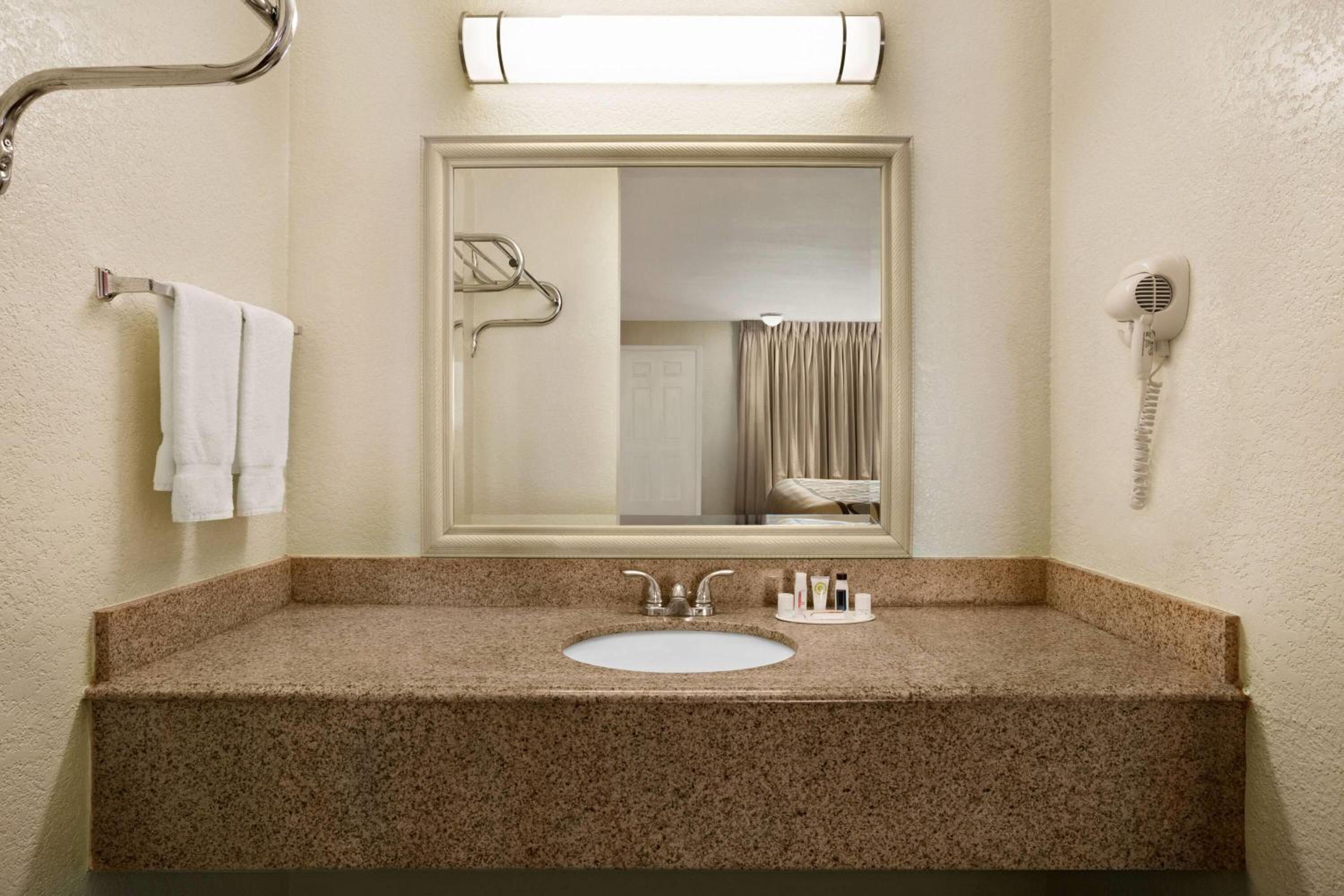 King Room with Roll-in Shower - Mobility Access/Non-Smoking photo 3