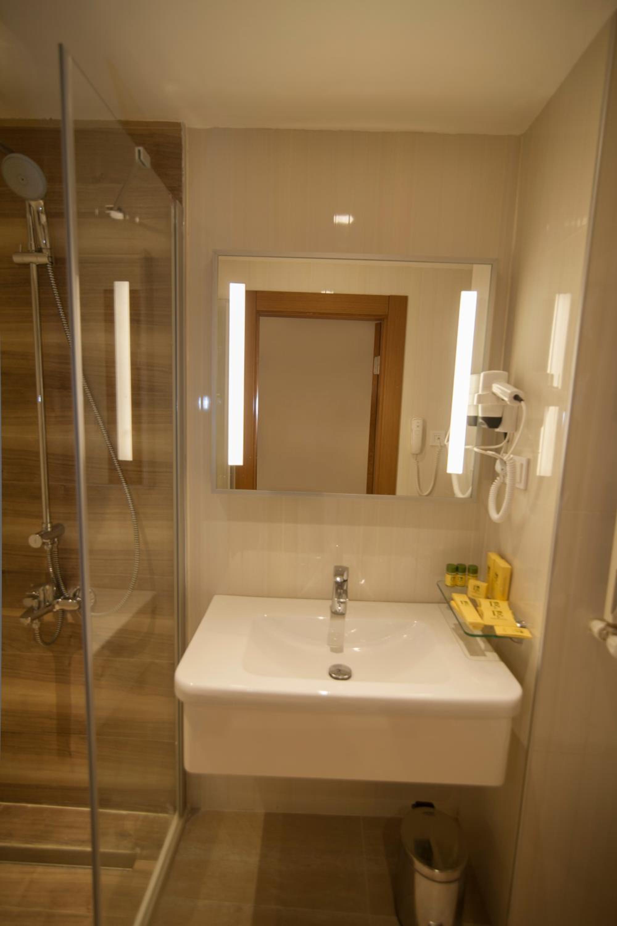 Standard Double Room - Photo 5