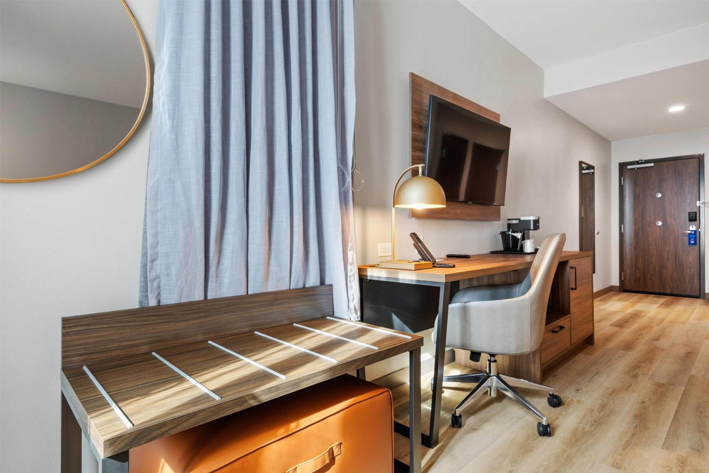 King Room with Roll-In Shower - Mobility/Hearing Accessible - Non-Smoking - Photo 2