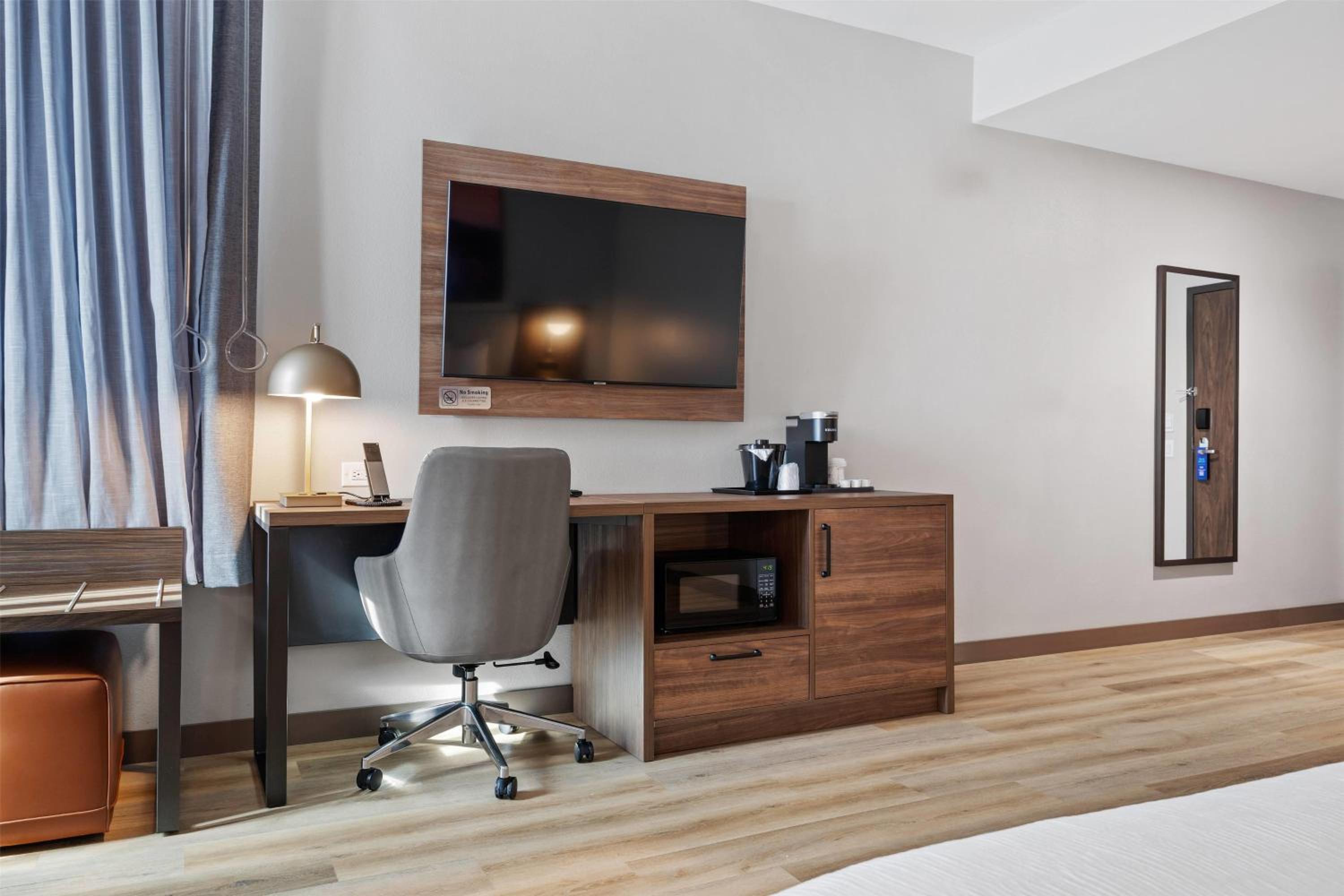 King Room with Roll-In Shower - Mobility/Hearing Accessible - Non-Smoking - Photo 3