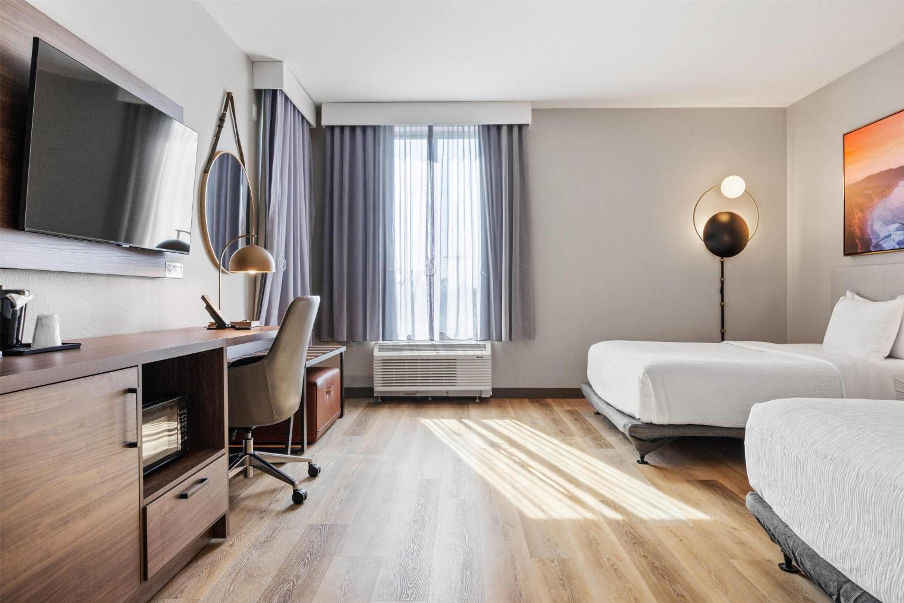 Queen Room with Two Queen Beds, Mobility Access and Bathtub with Grab Bars, Non-Smoking - Photo 2
