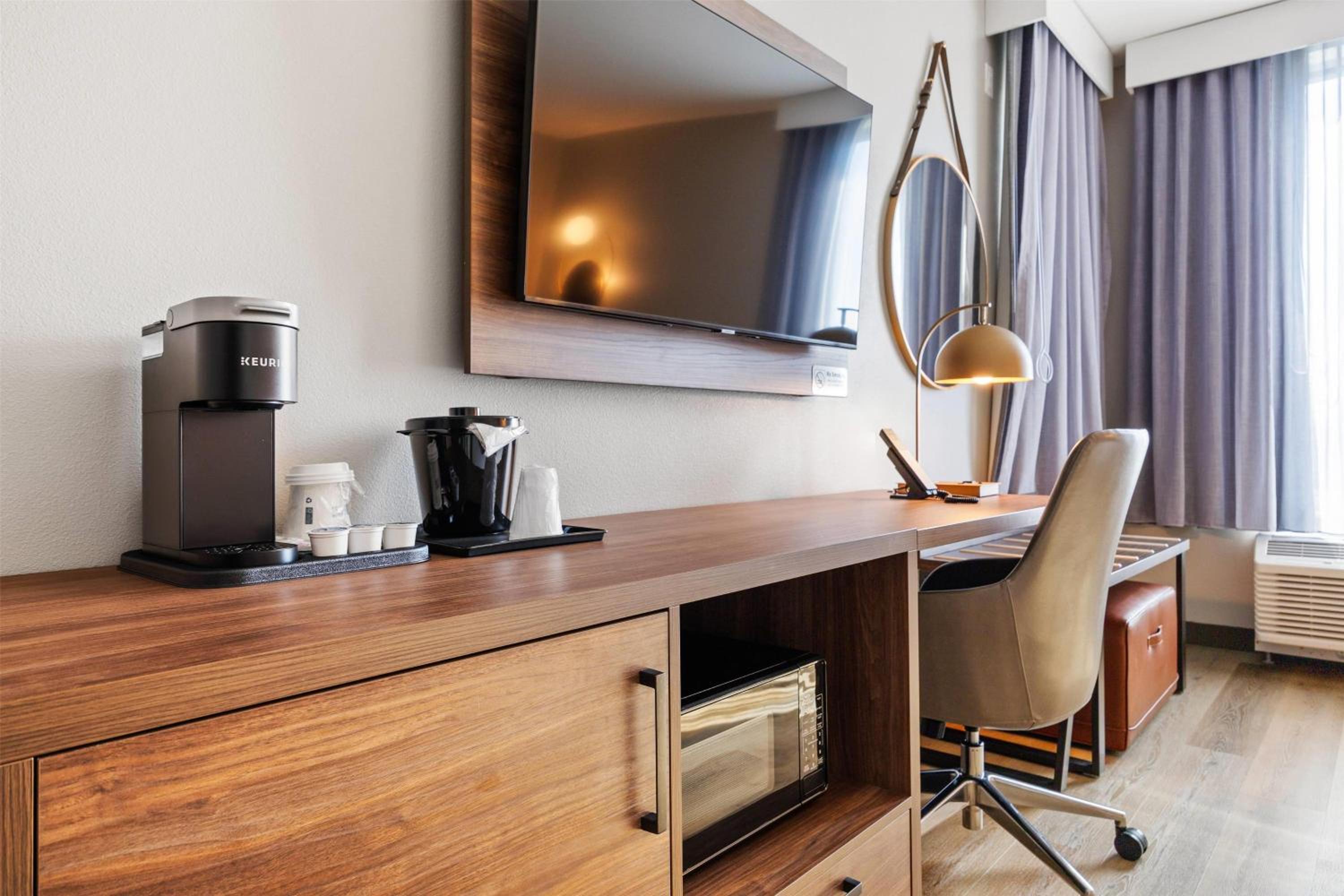 Queen Room with Two Queen Beds, Mobility Access and Bathtub with Grab Bars, Non-Smoking - Photo 3