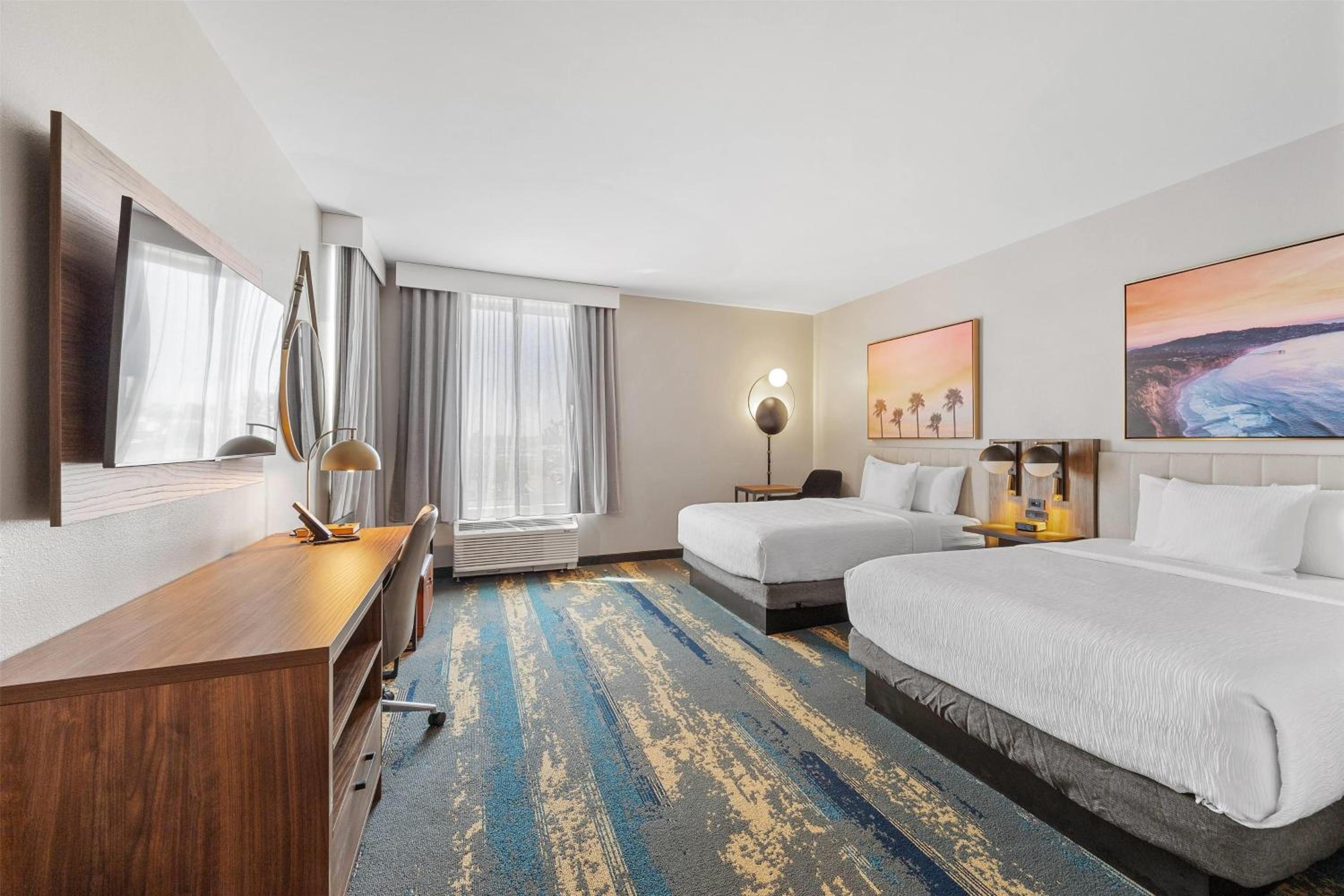 Standard Queen Room with Two Queen Beds and Bathtub - Non-Smoking - Photo 2