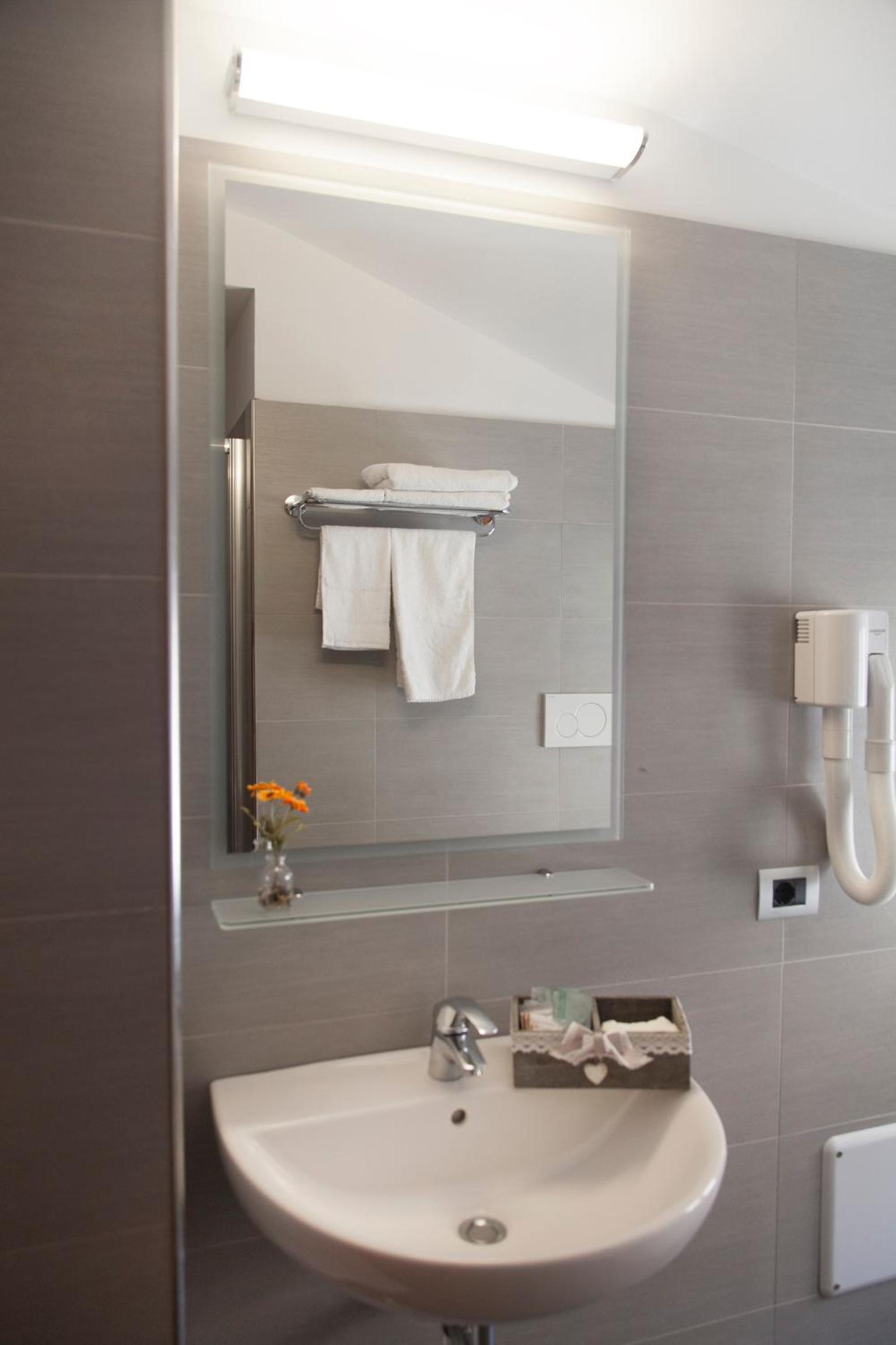 Panoramic Quadruple Room - Photo 7