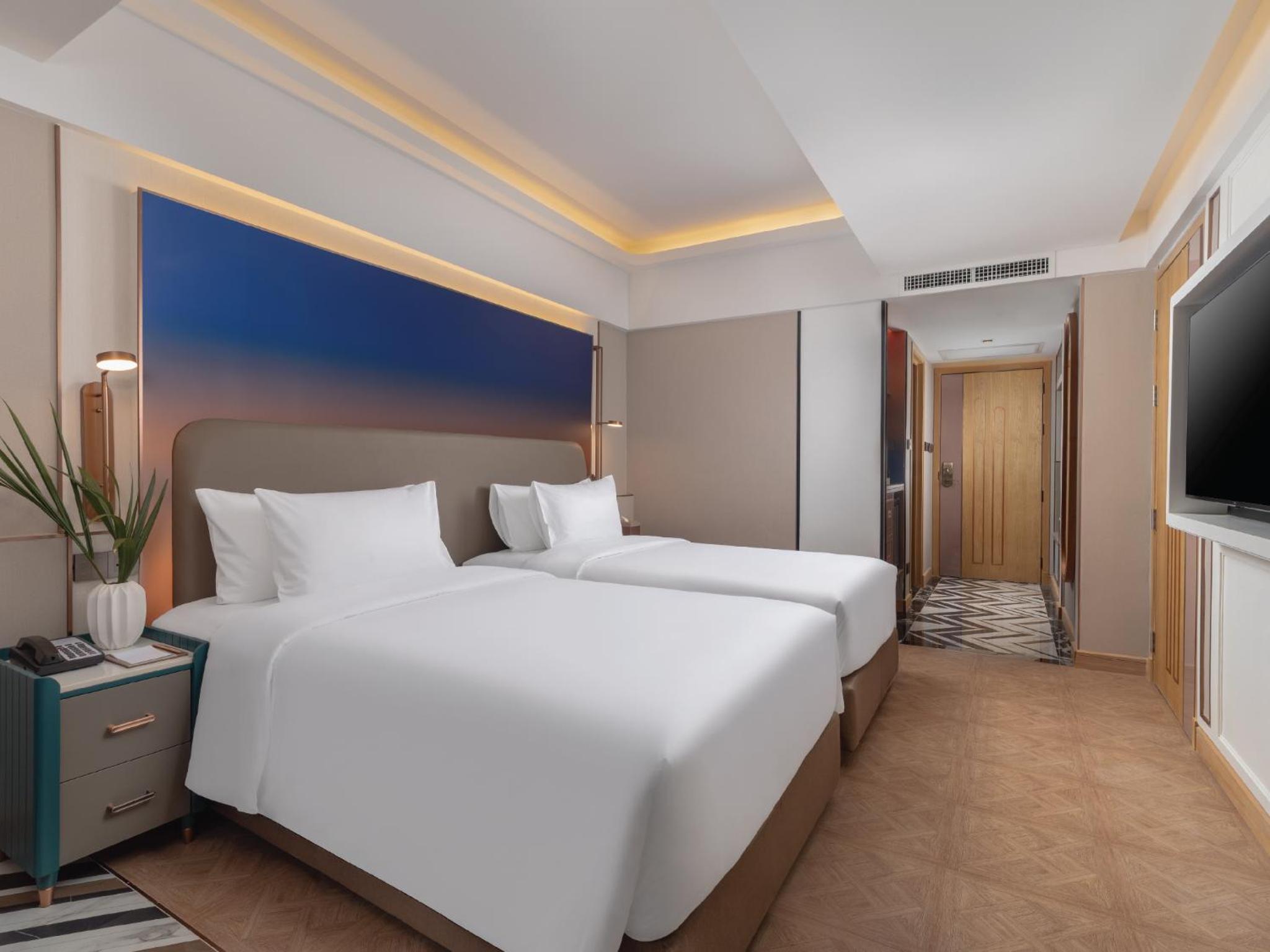 Grande Premier Twin Room with Club Benefit