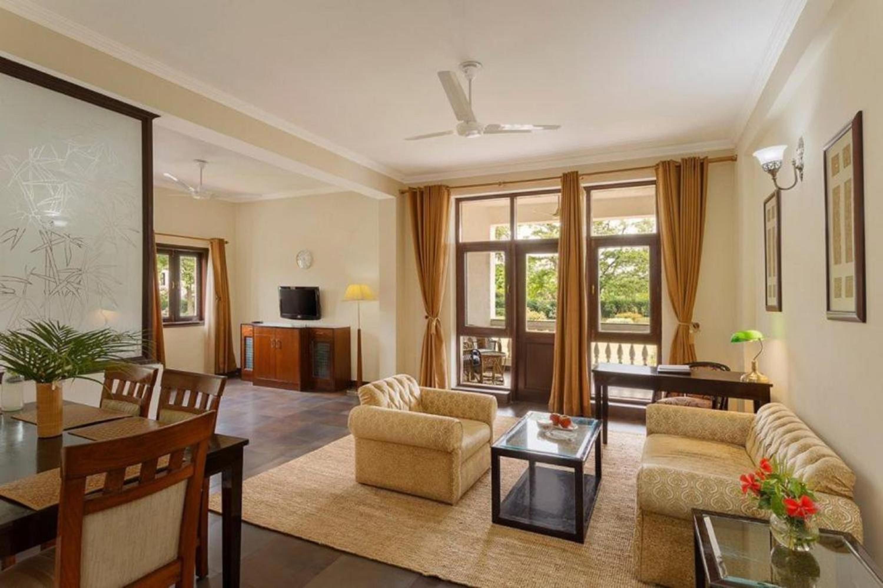 Suite Room with Bathtub and Balcony photo 2