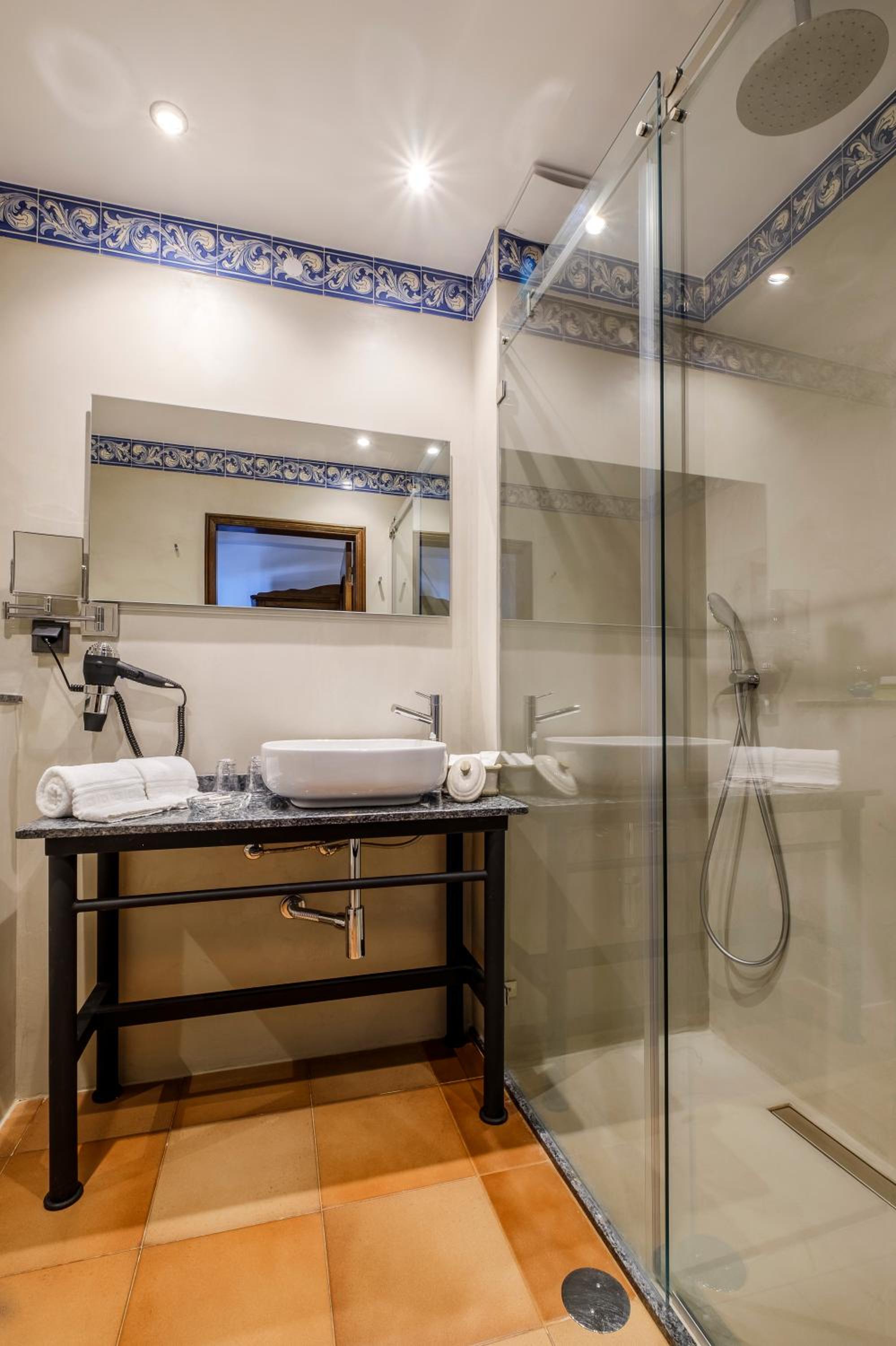 Double Room / Twin with City View - Main House - Photo 5