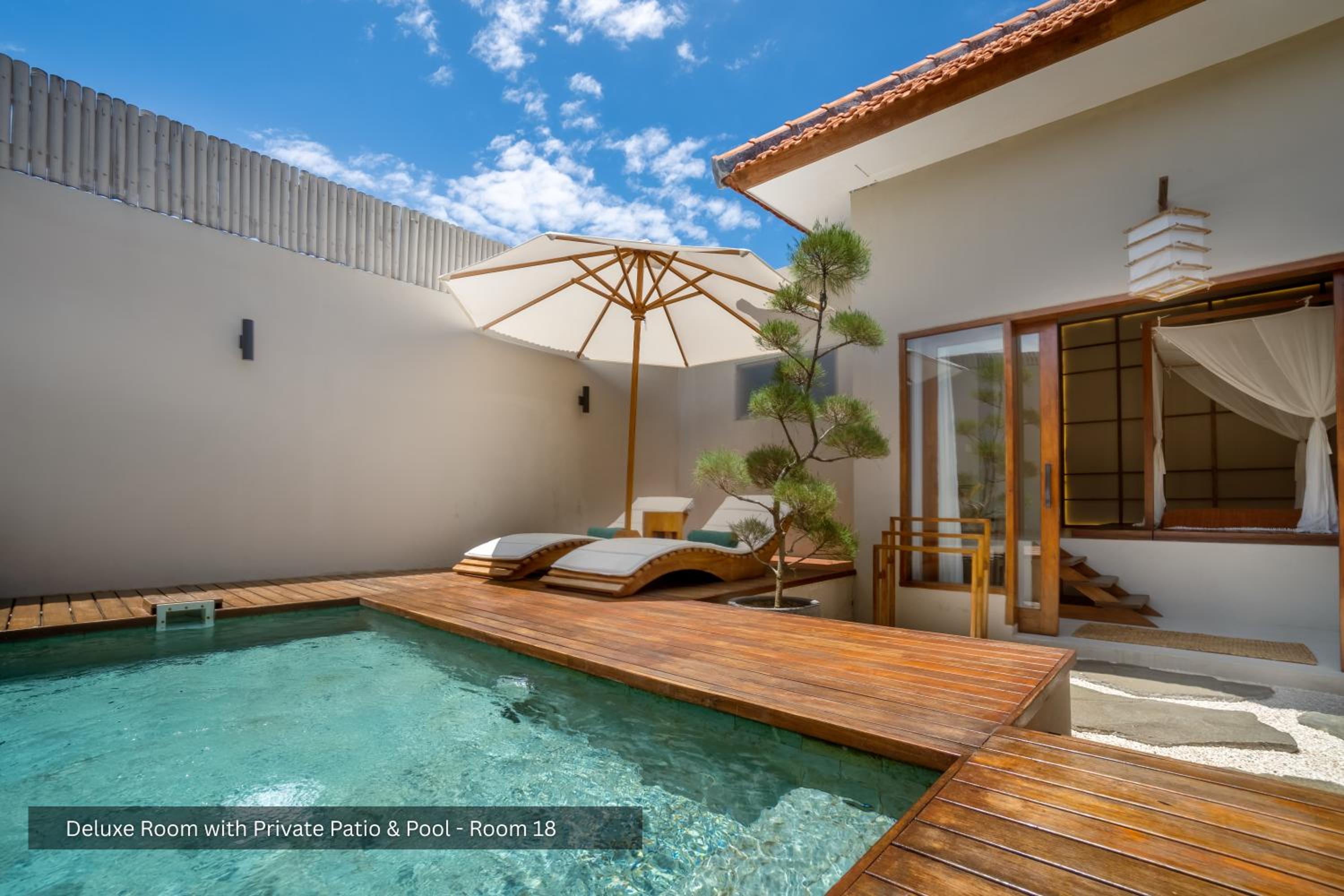 Deluxe with Private Patio & Pool photo 3