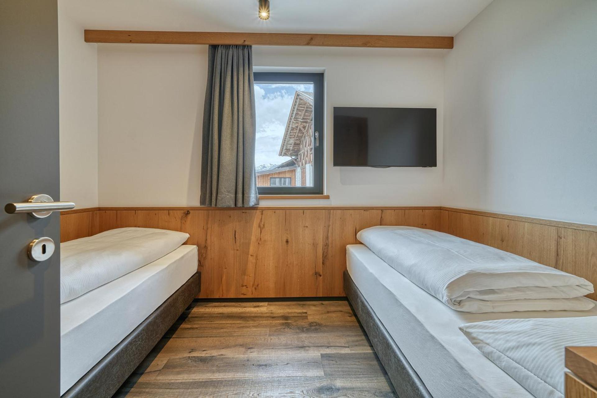 Deluxe Family Suite - Photo 6