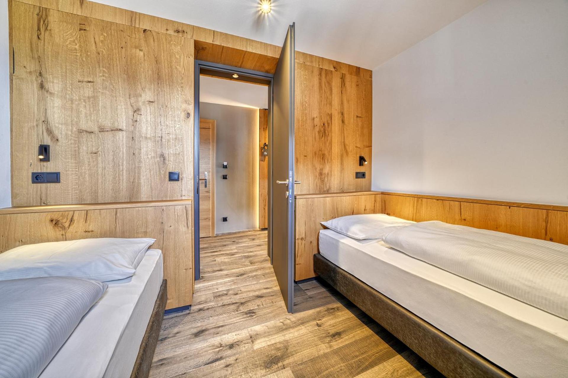 Deluxe Family Suite - Photo 5