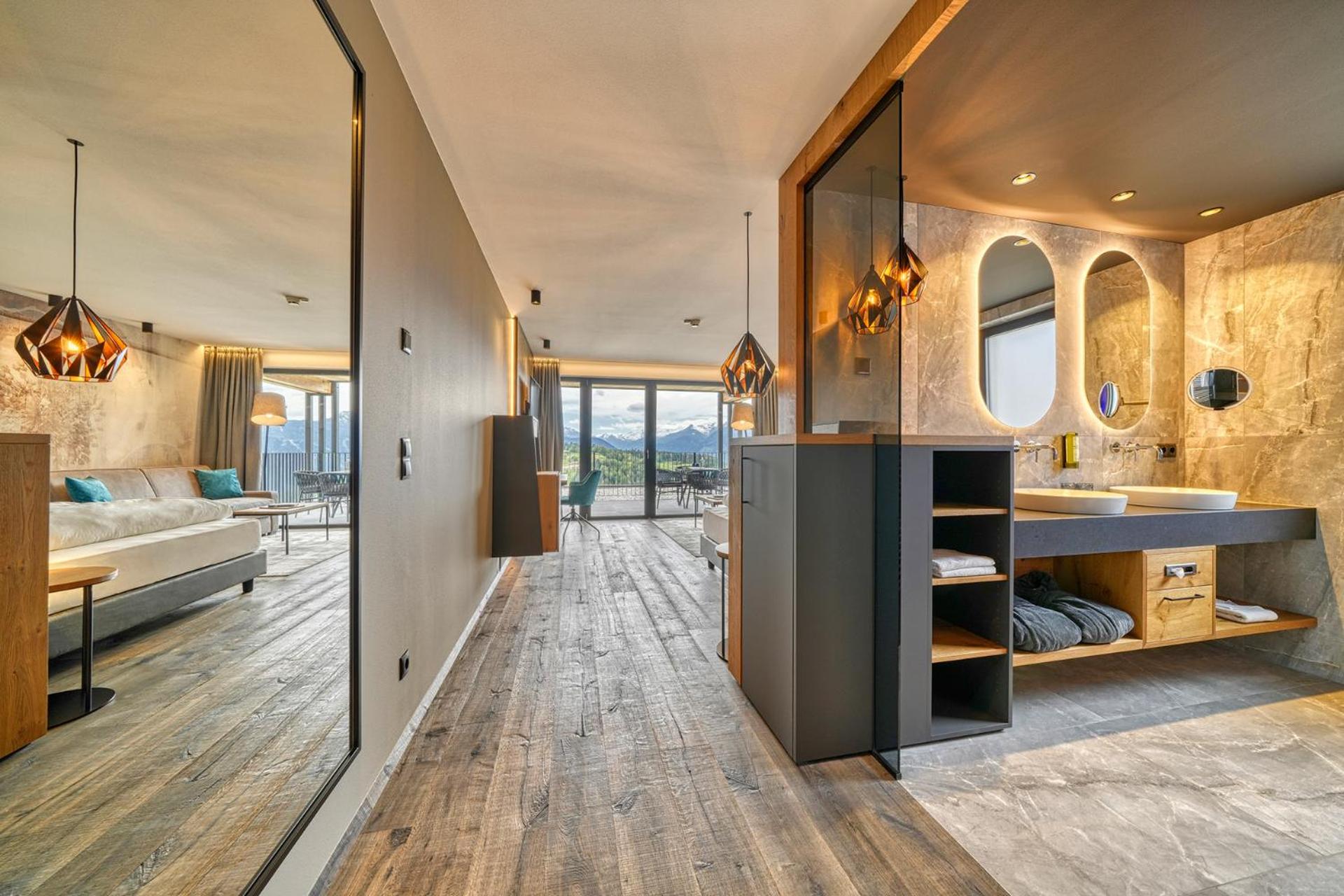 Deluxe Family Suite - Photo 8
