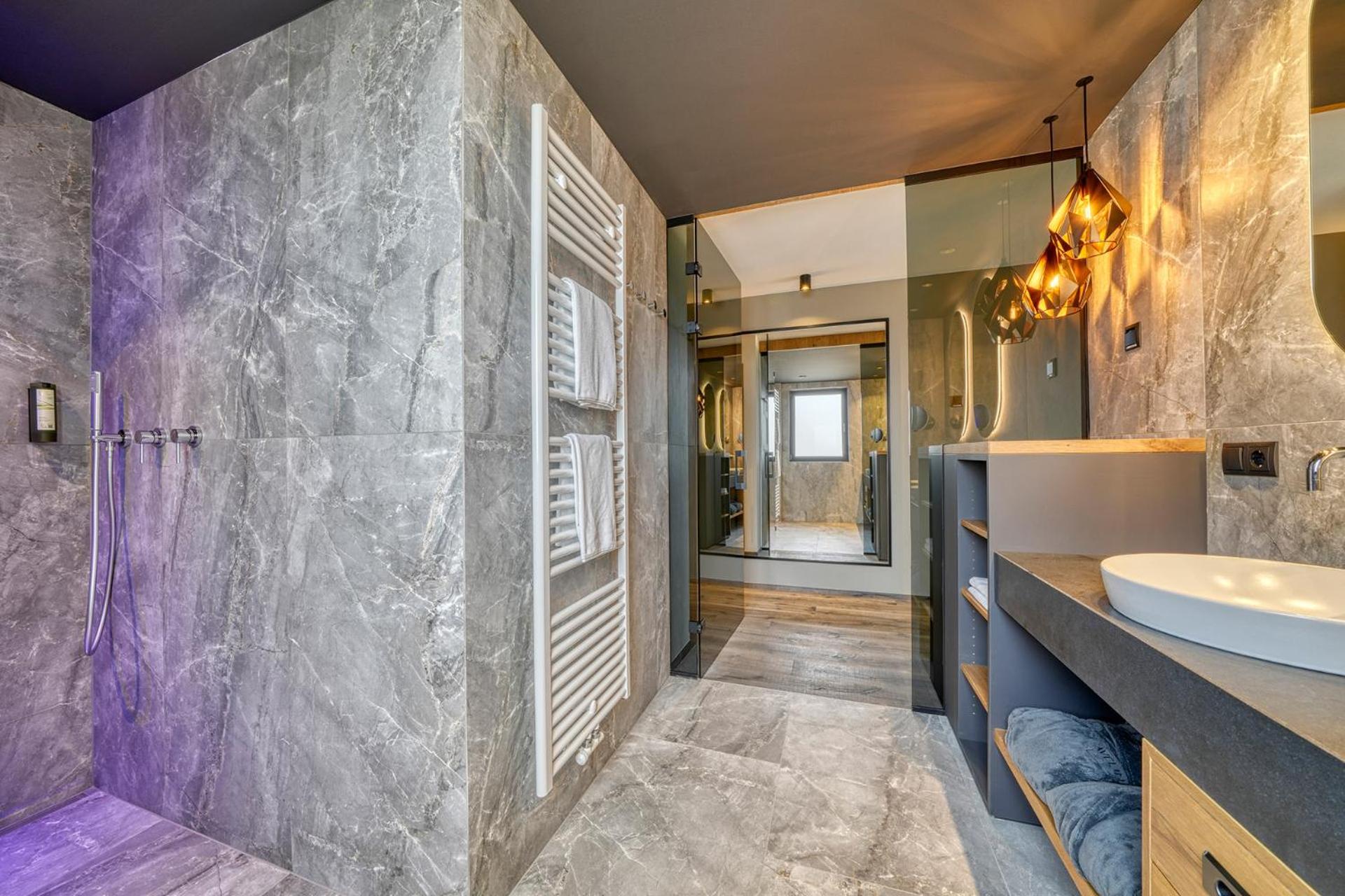 Deluxe Family Suite - Photo 10
