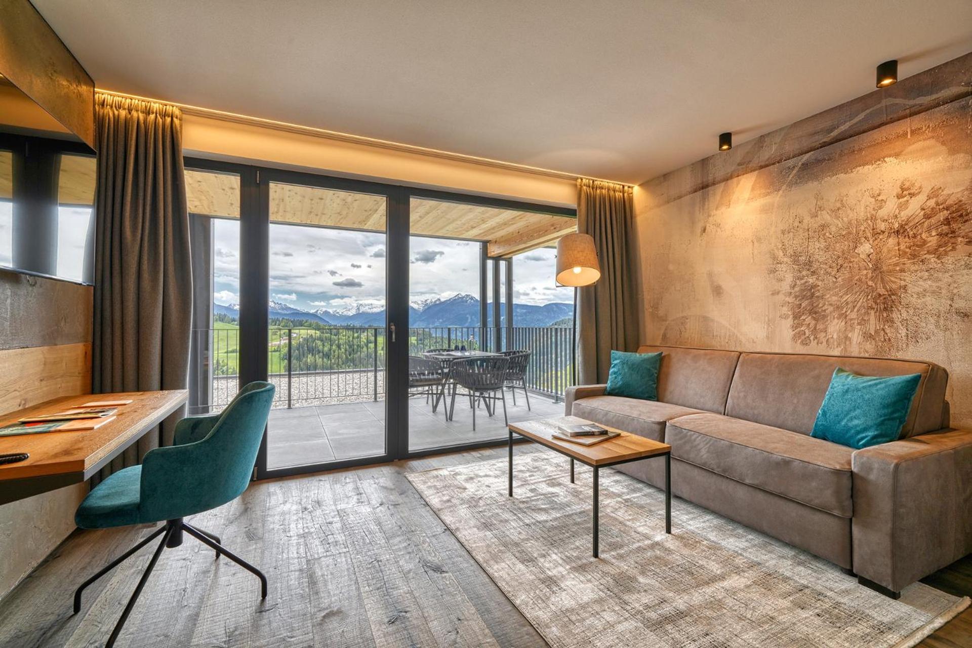 Deluxe Family Suite - Photo 11