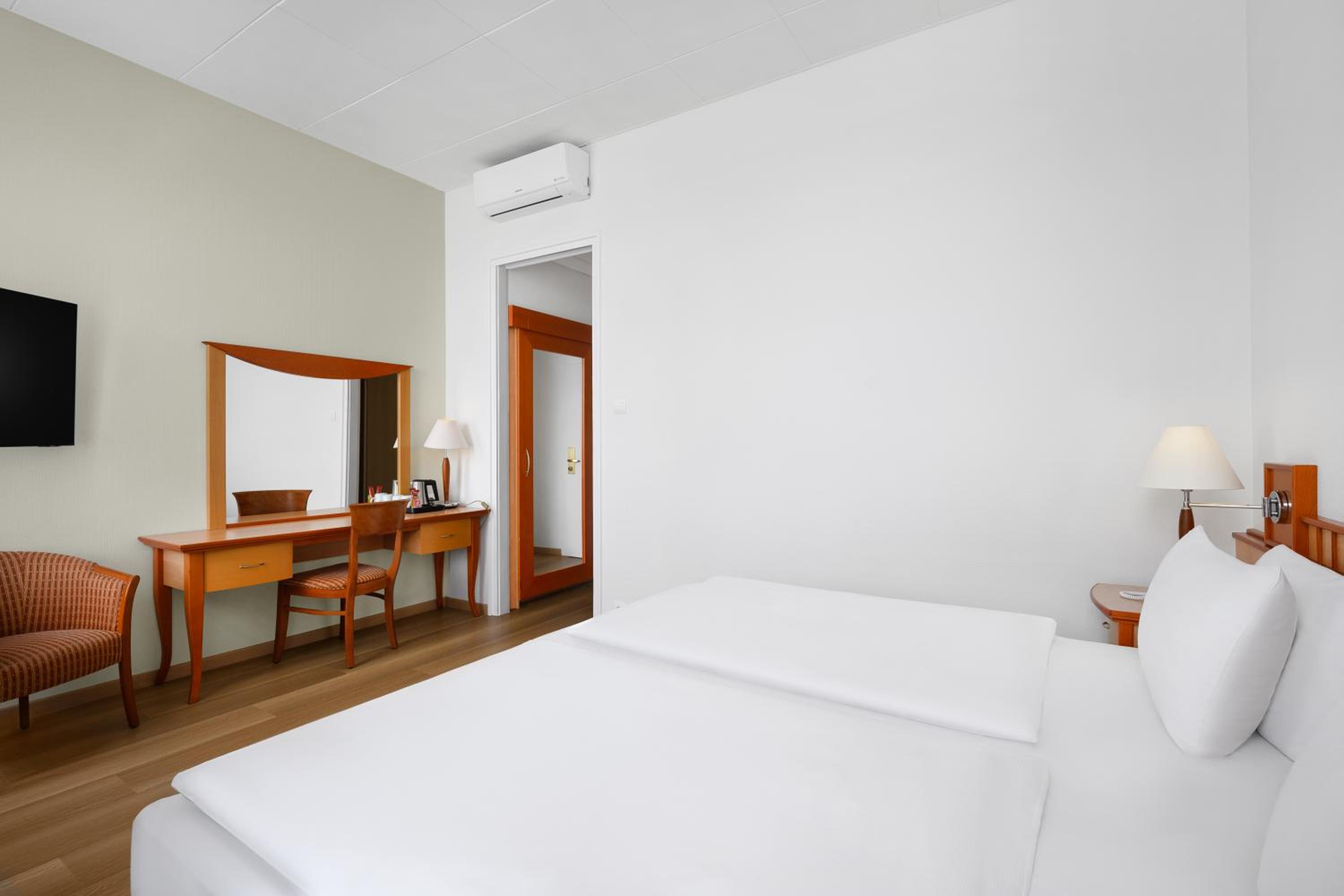 Premium Double or Twin Room - Photo 6