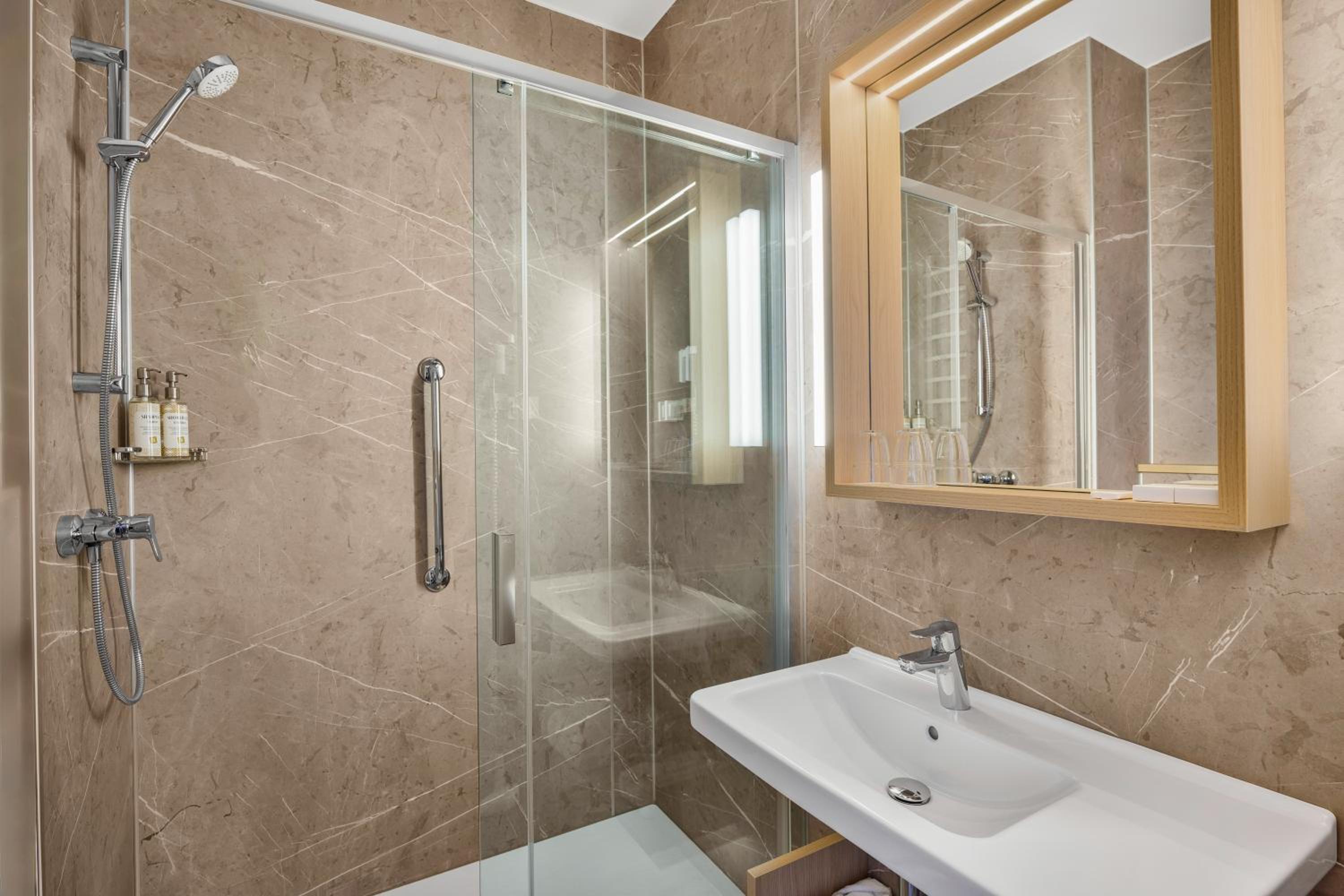 Premium Double or Twin Room - Photo 5